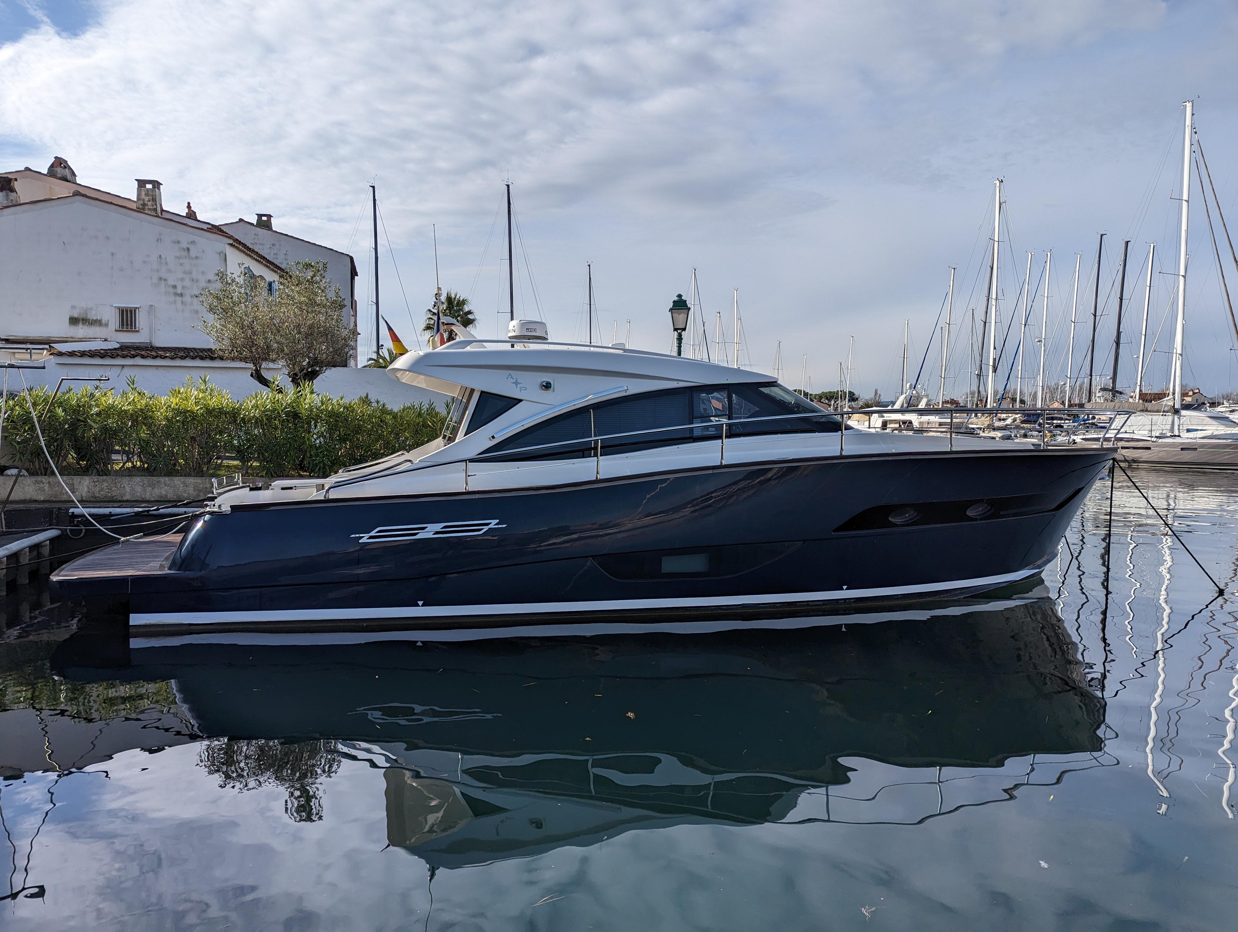 A & O Yacht Photos Pics Austin Parker 44 Sedan profile