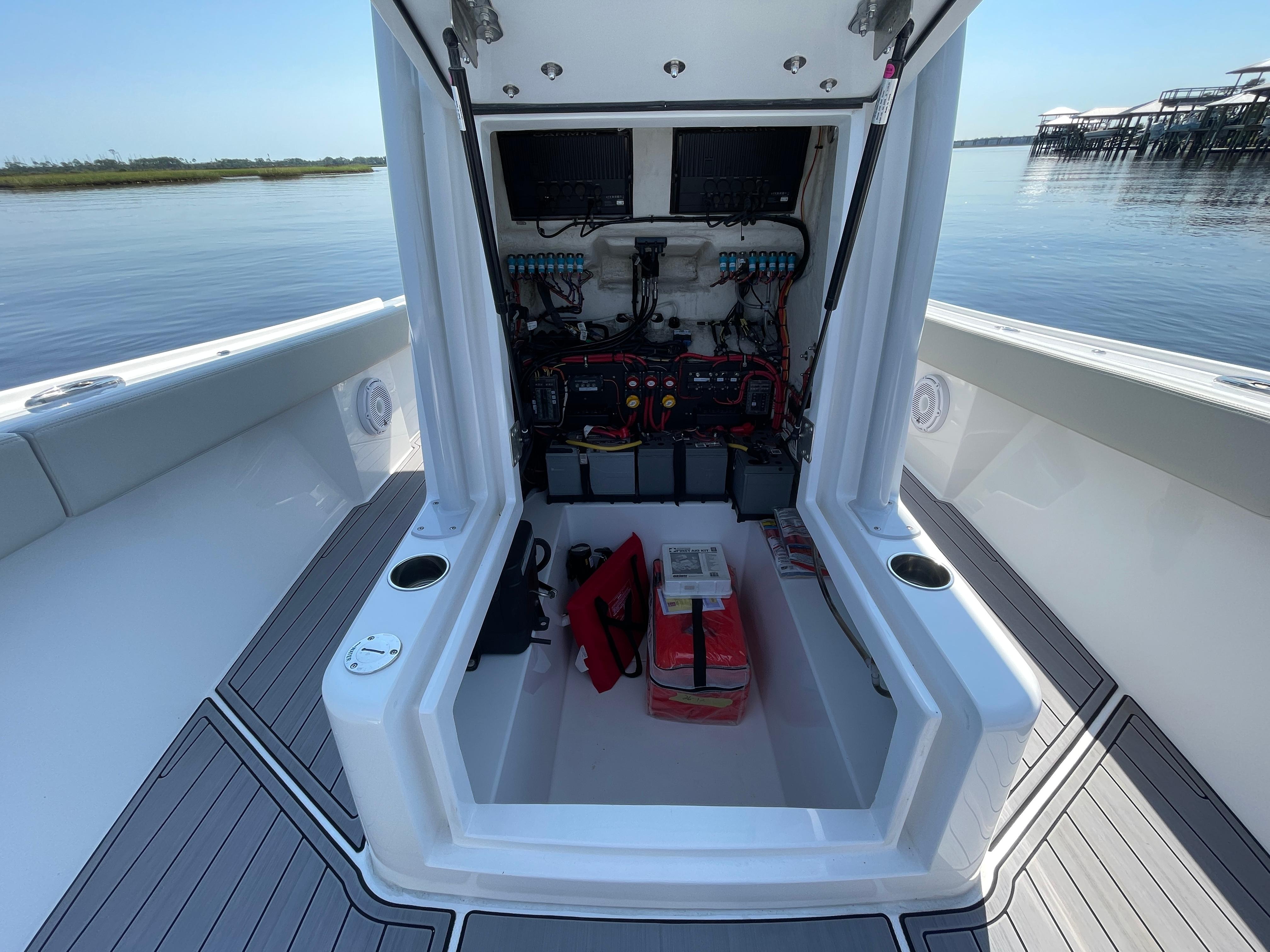 2023-front-runner-26-center-console-power-9714735-20250313131201452-1_XLARGE