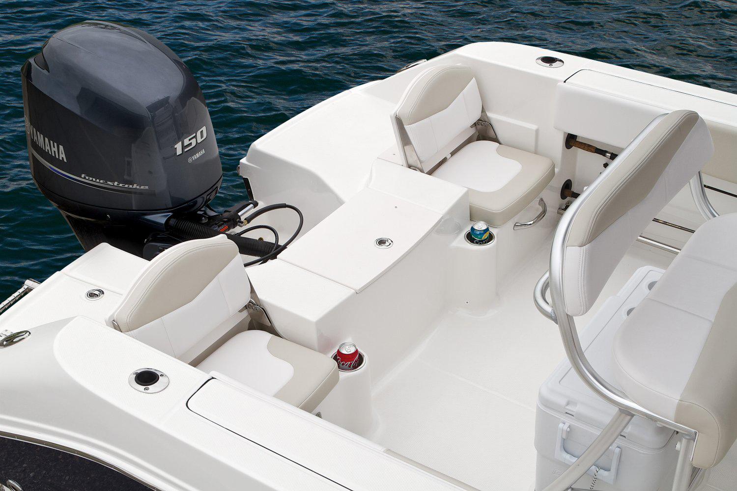 Manufacturer Provided Image: 2016 Robalo R200 Center Console boat with Yamaha 150 engine on water.