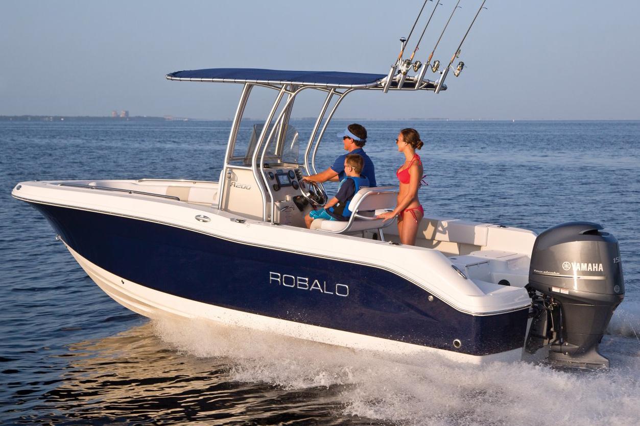 Manufacturer Provided Image: 2016 Robalo R200 Center Console boat cruising on the water with passengers.