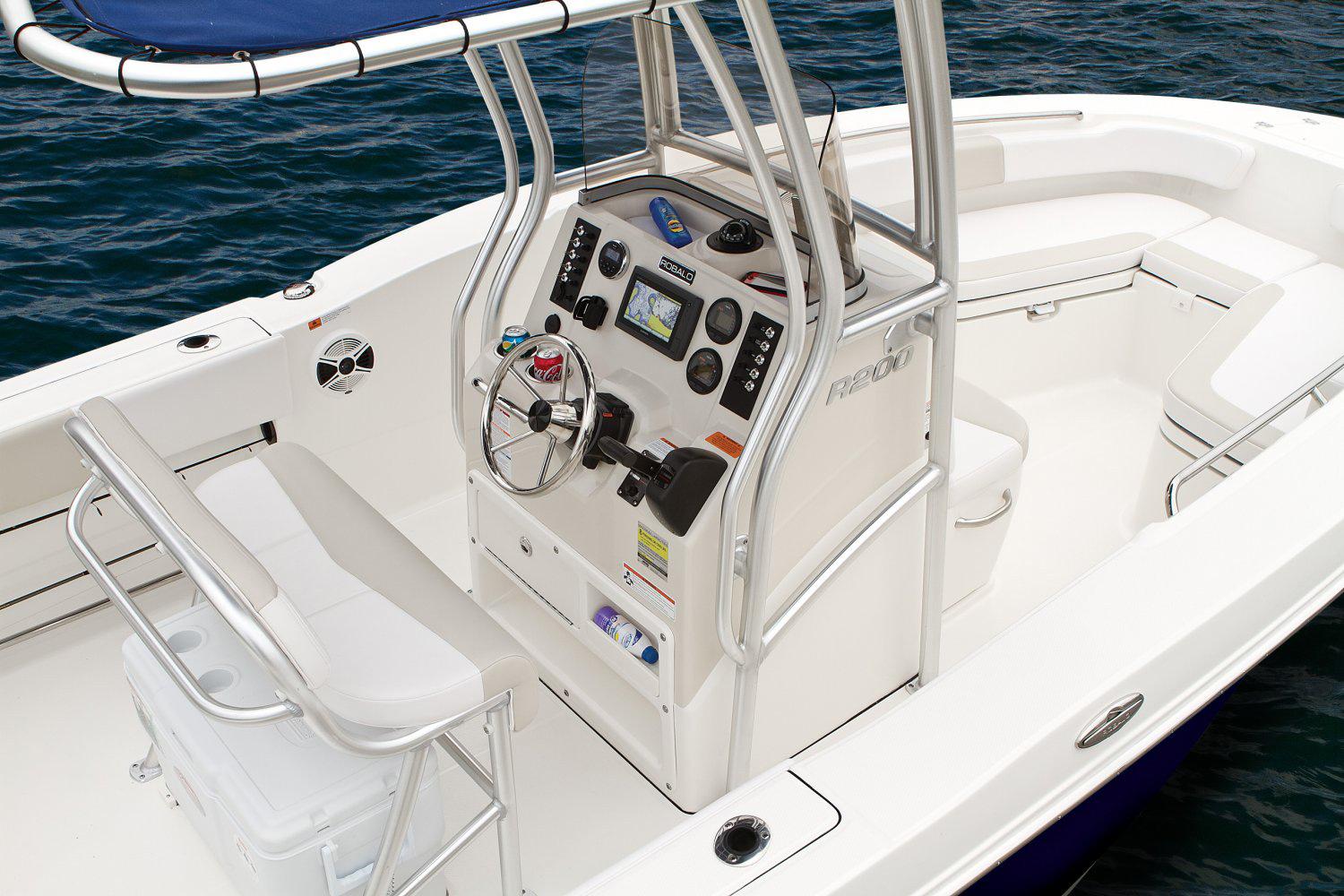 Manufacturer Provided Image: 2016 Robalo R200 Center Console boat interior with navigation system and seating.