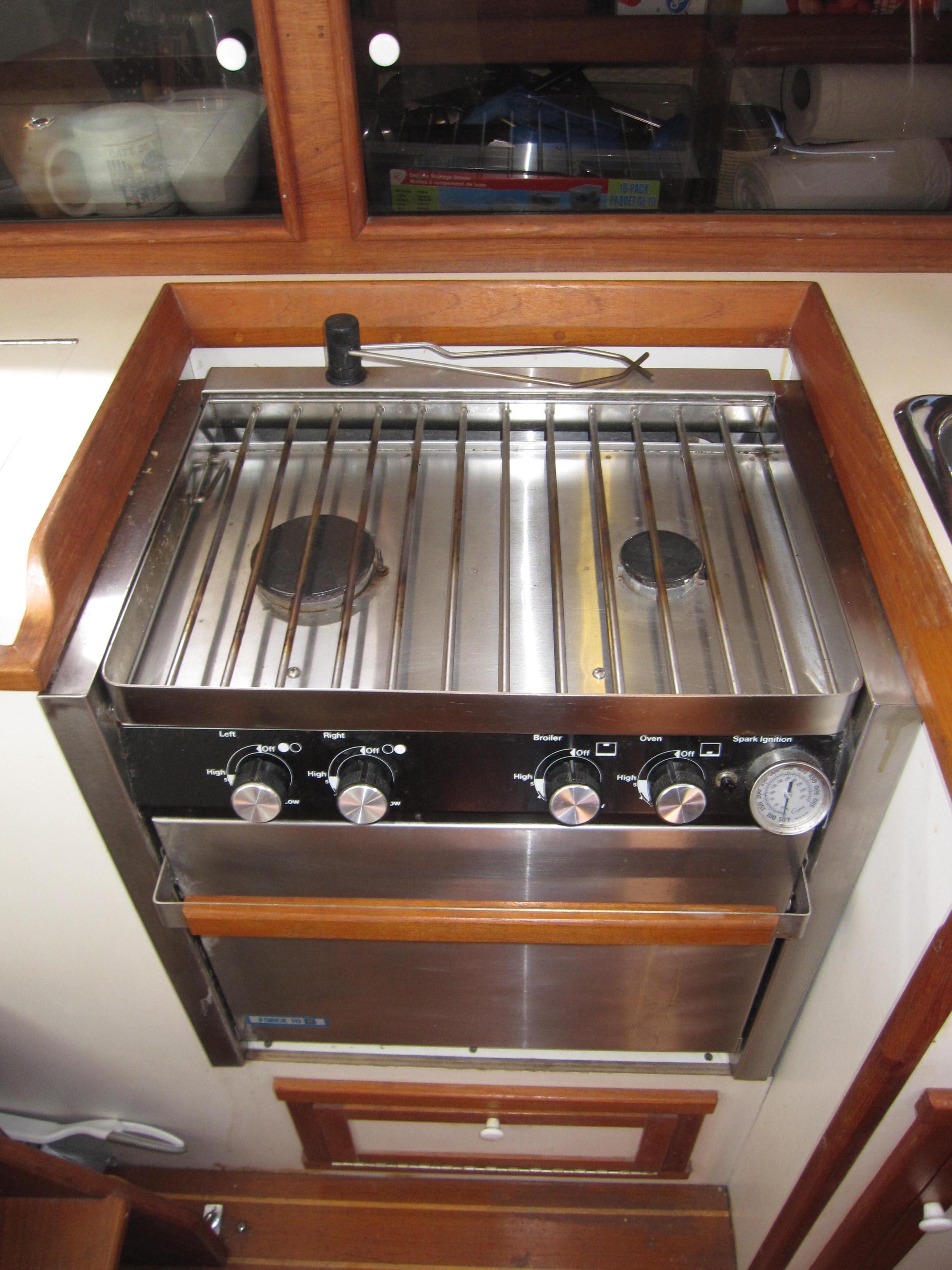 1990 Blue Seas 31 Hardtop Cruiser kitchen stove and oven