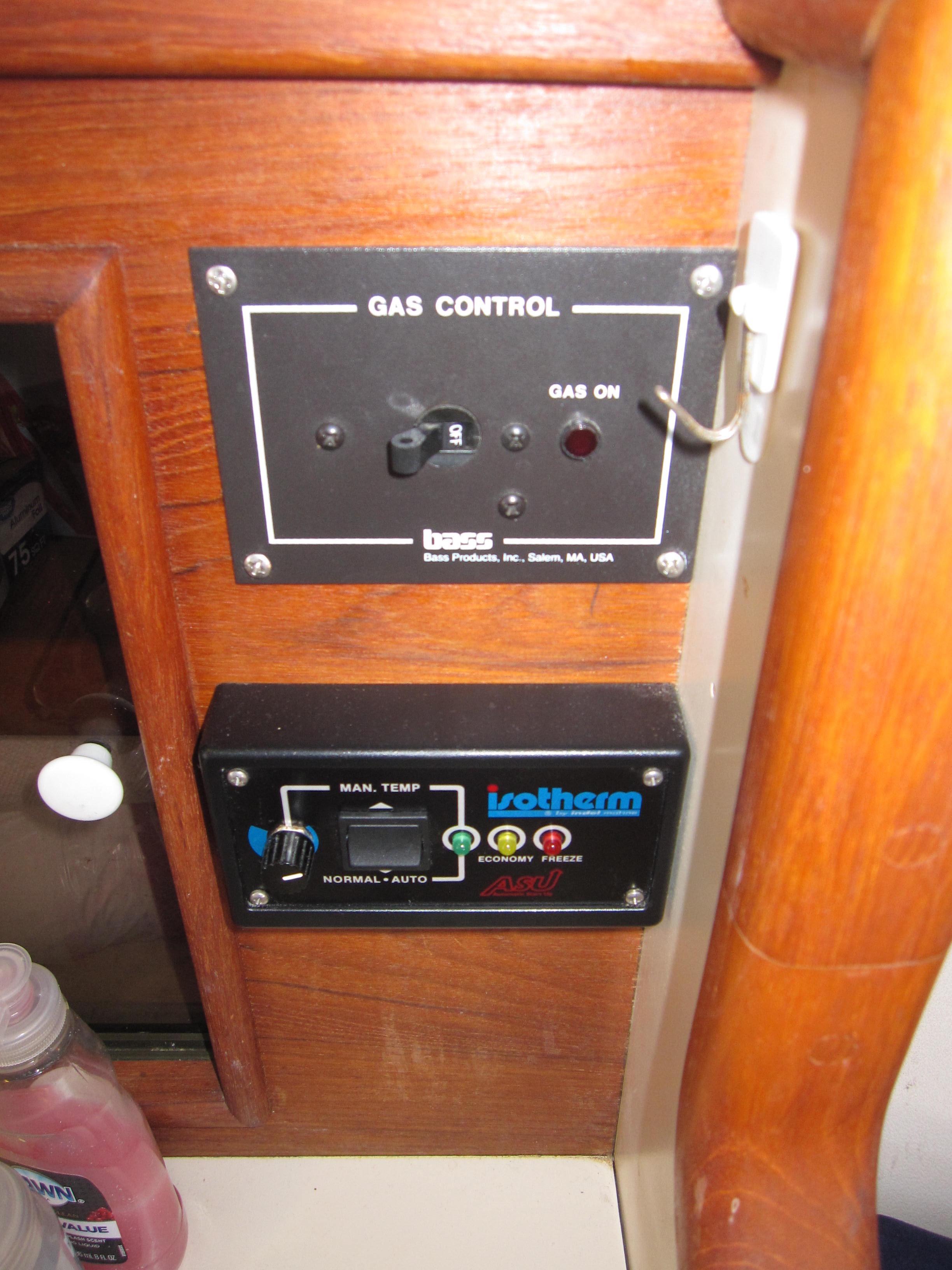 Gas control panel and thermostat in a 1990 Blue Seas 31 Hardtop Cruiser.