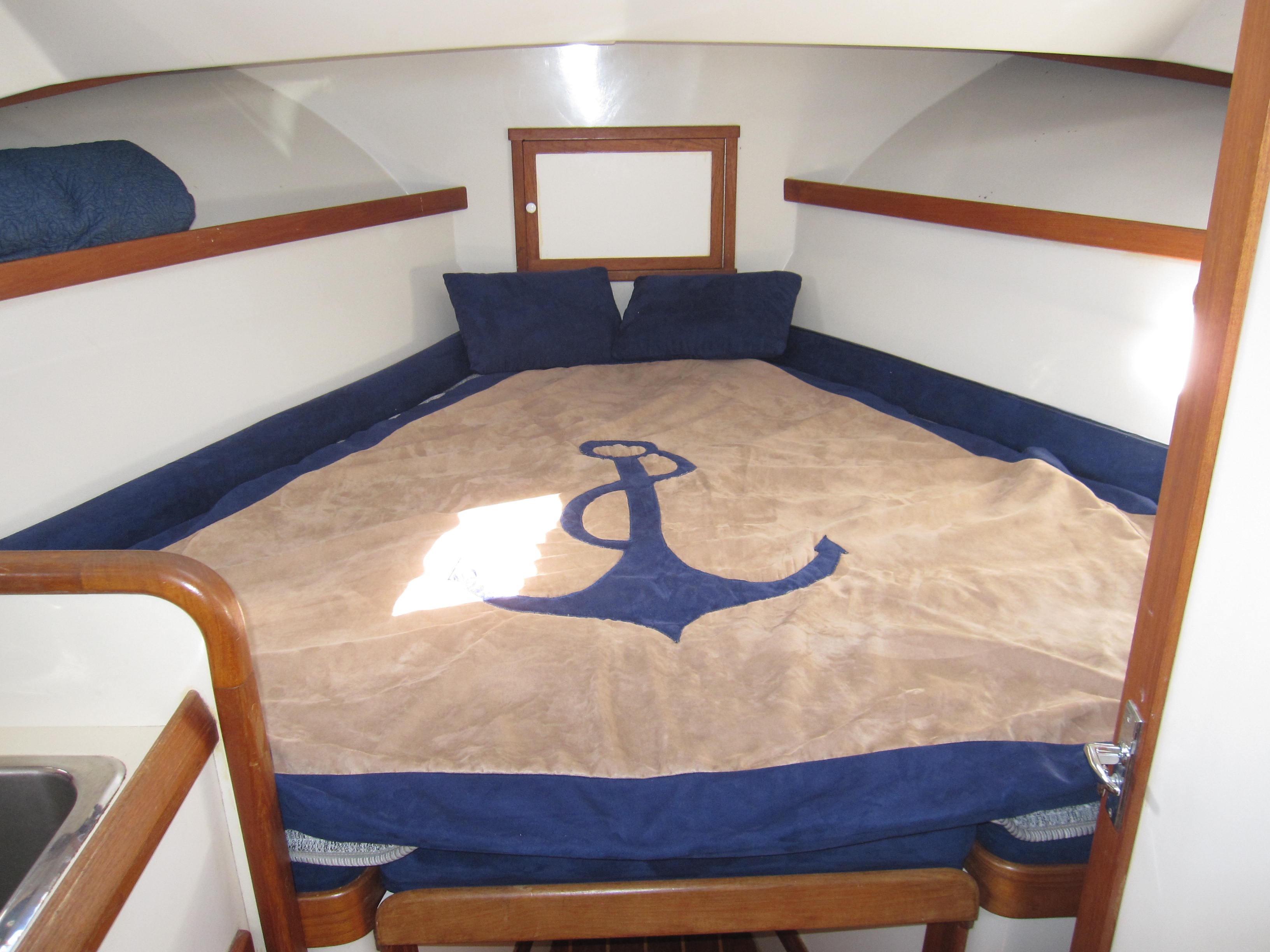 1990 Blue Seas 31 Hardtop Cruiser cabin with anchor-themed bedding.