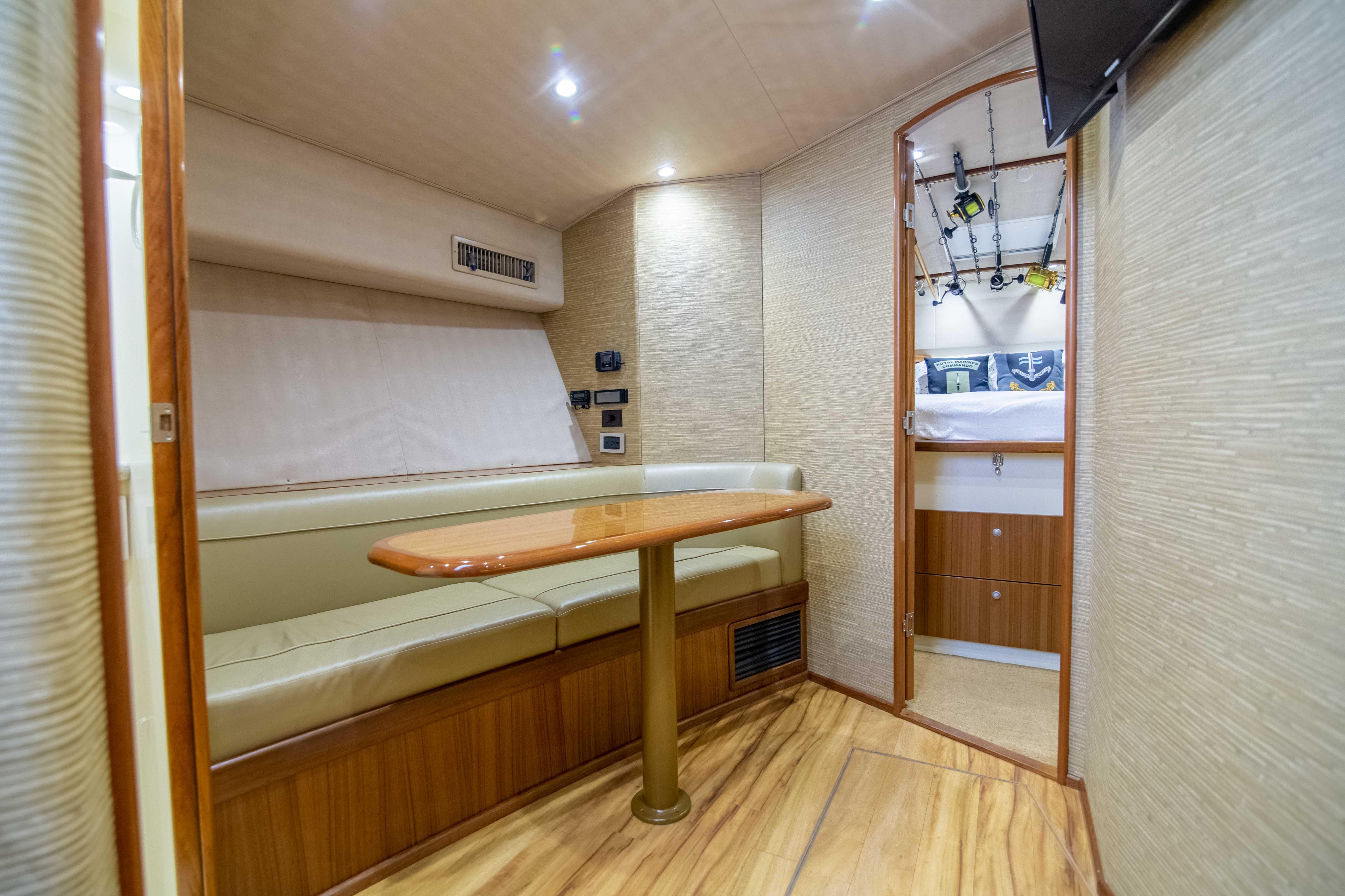 Viking 42-Dreadnought II-Salon