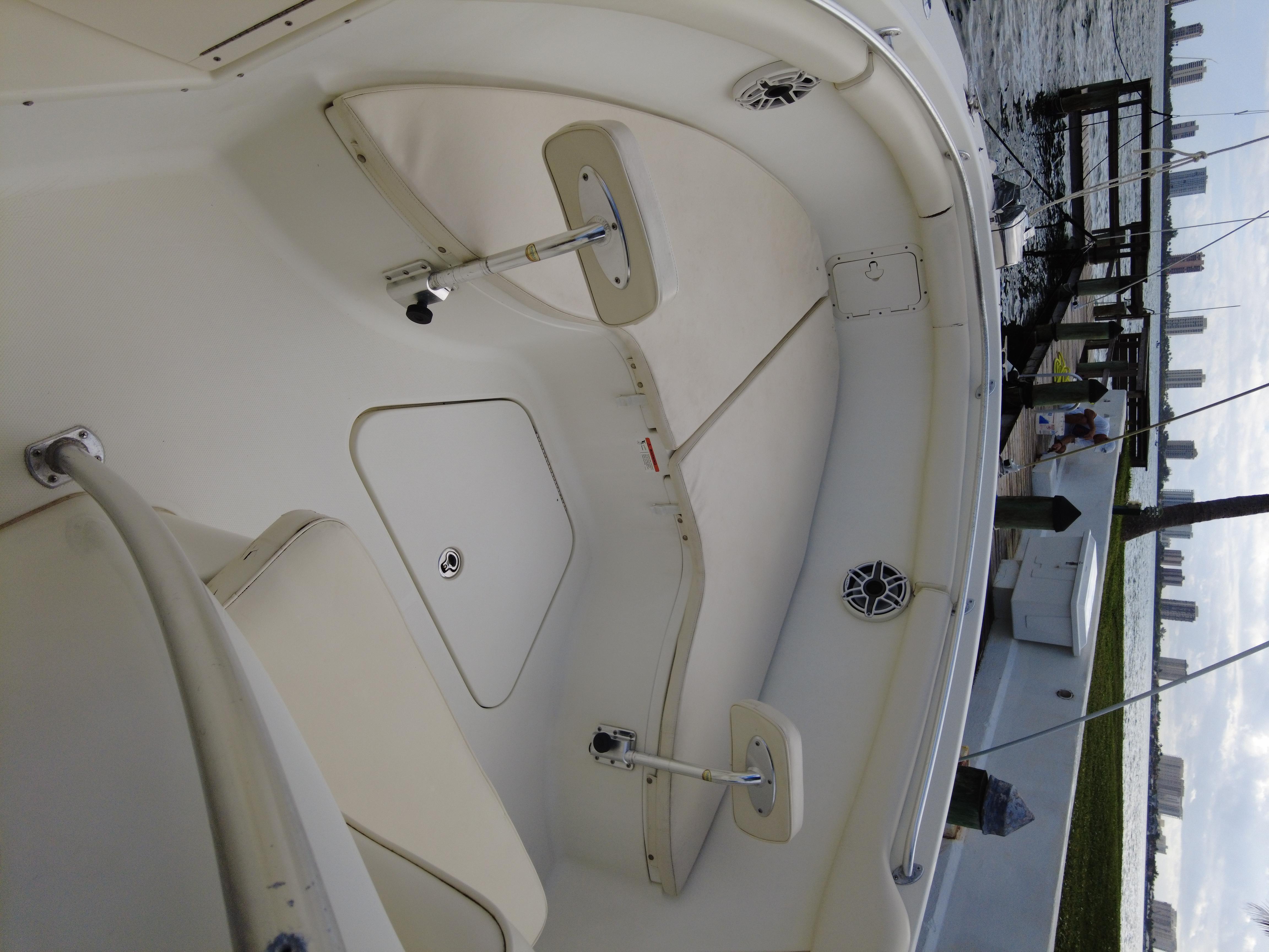 2003 Hydra-Sports Vector 2800- front seating