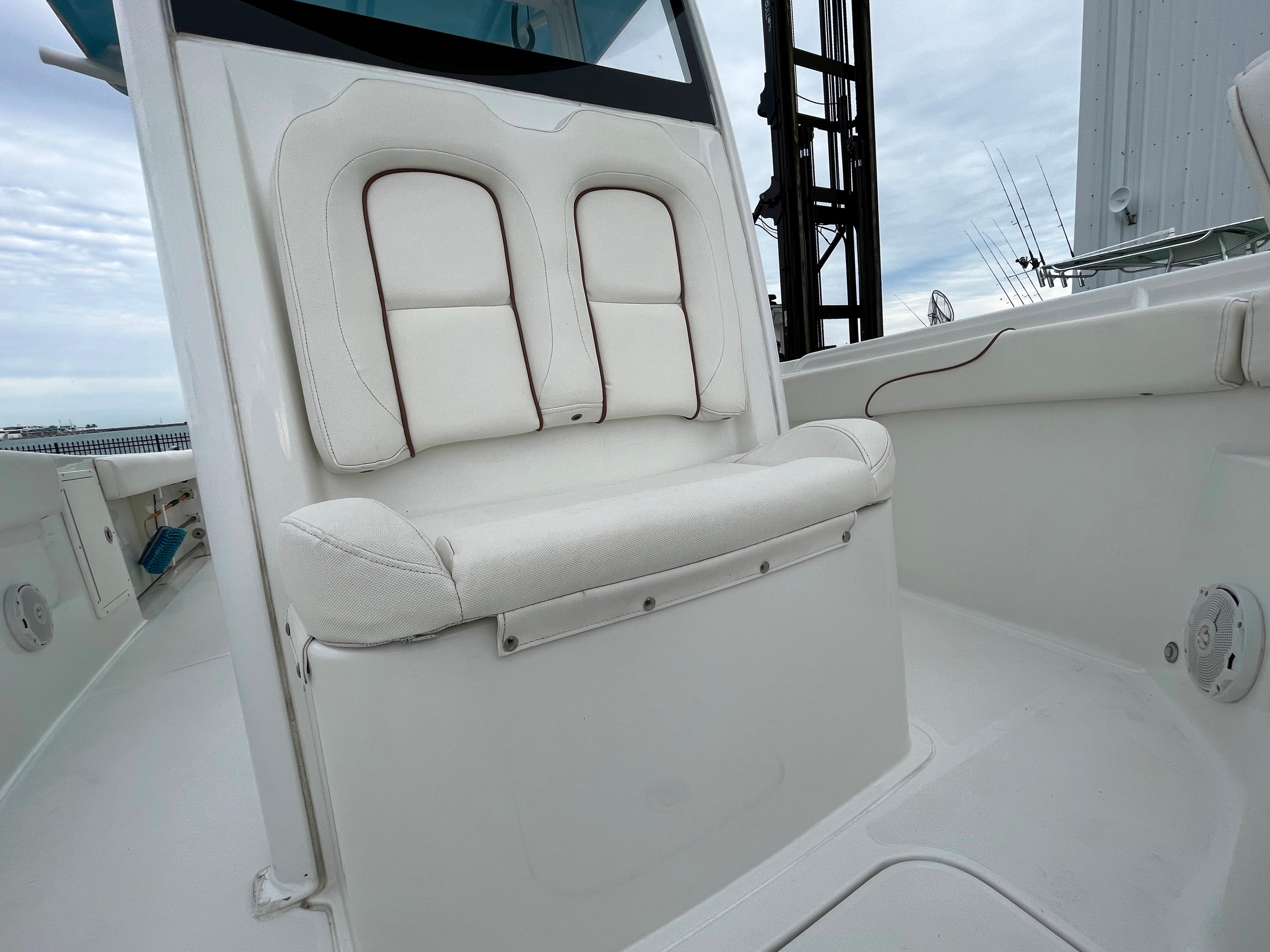 Sea Hunt 27 - Forward Console Seating