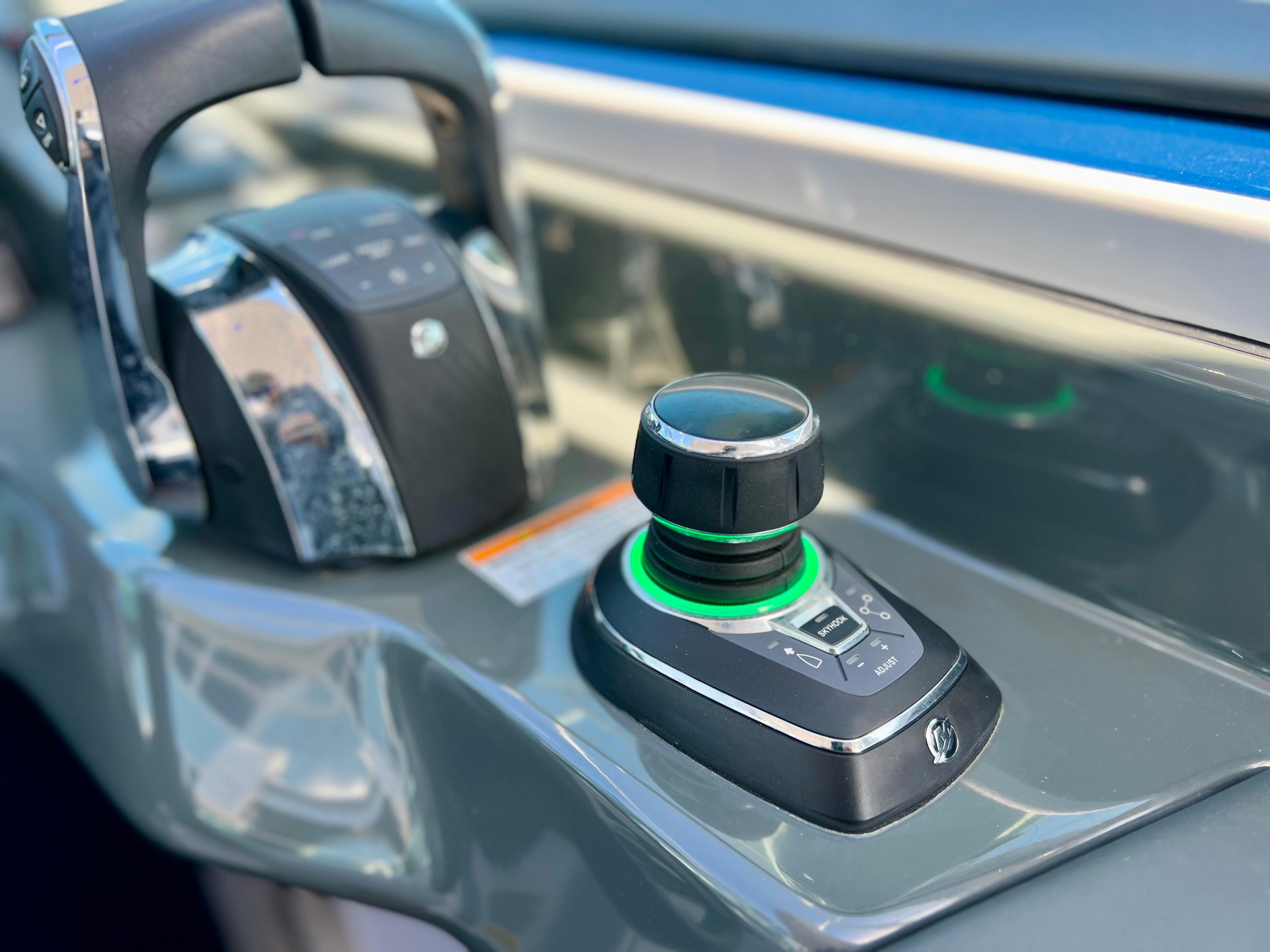 Aviara-AV 32 OUTBOARD w JOYSTICK 2022-IMPULSE FL-US-9614771 | Thumbnail