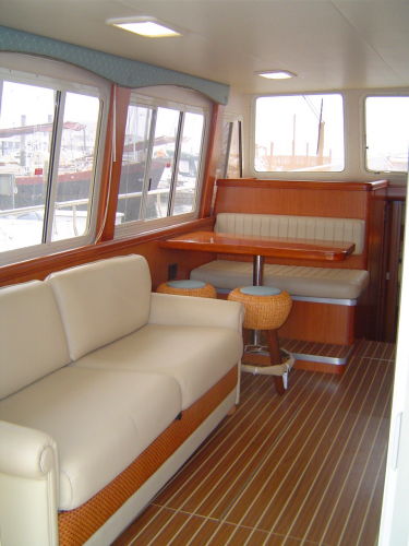 Salon Pull-Out Sofa
