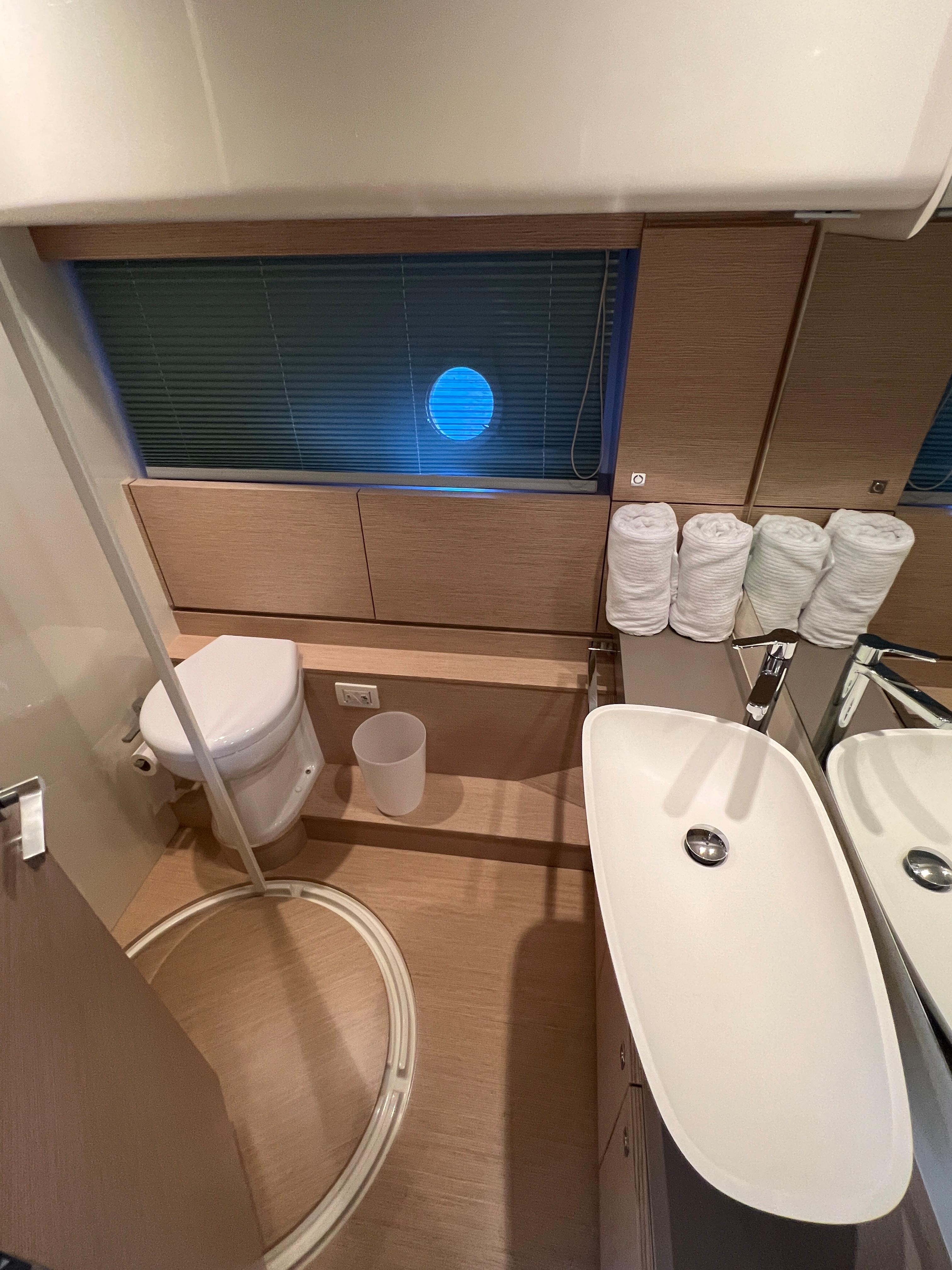 2014 Ferretti Yachts 690