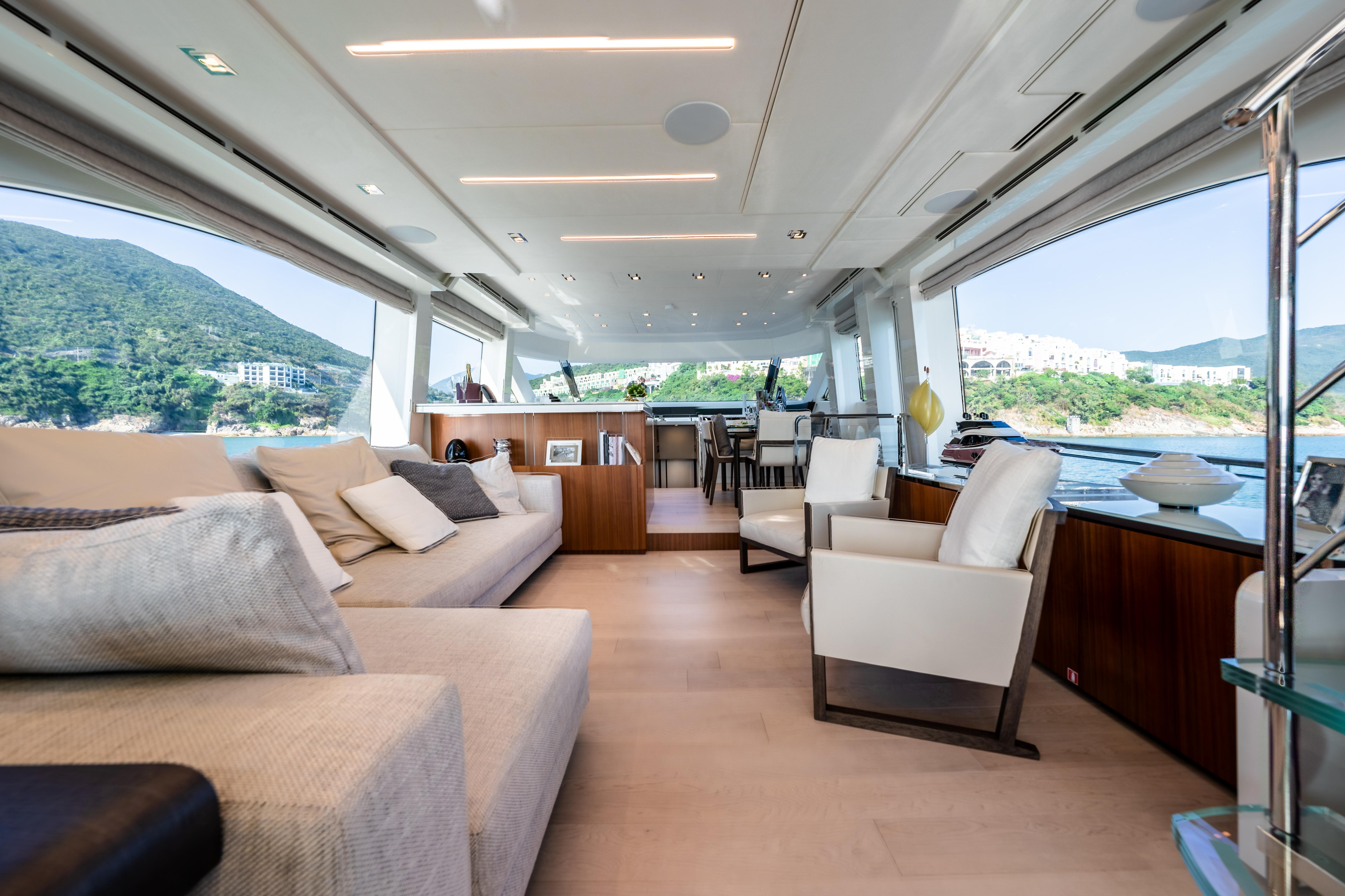 Monte Carlo Yachts 70 skylounge