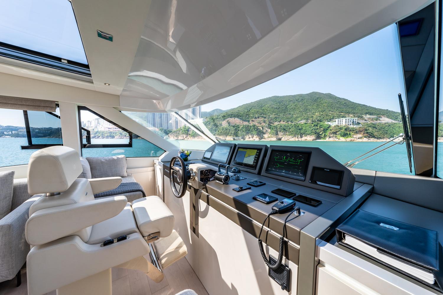 Monte Carlo Yachts 70 skylounge