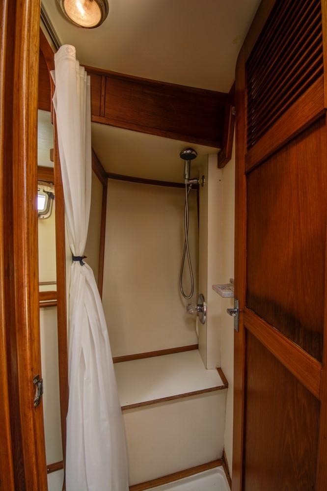 FWD GUEST CABIN 2 SHOWER