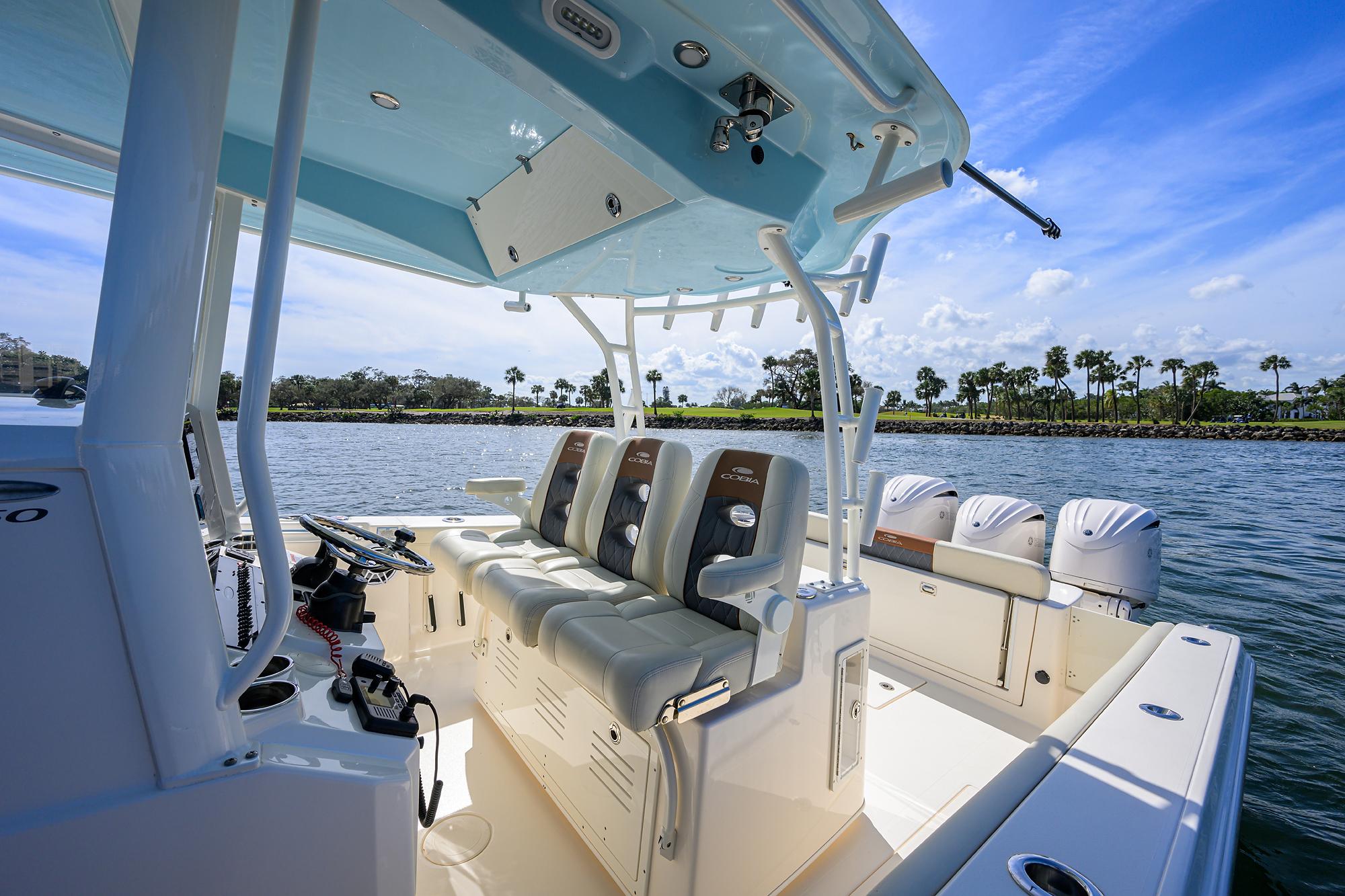 Cobia 355 - Helm Seating