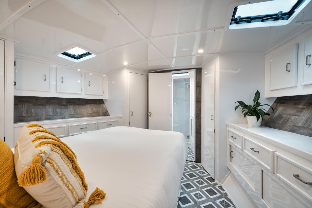 Custom 55 TRADEWINDS - Master Stateroom