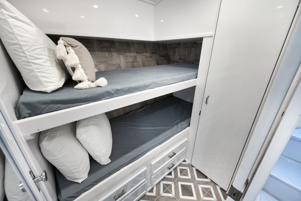 Custom 55 TRADEWINDS - Bunk Room