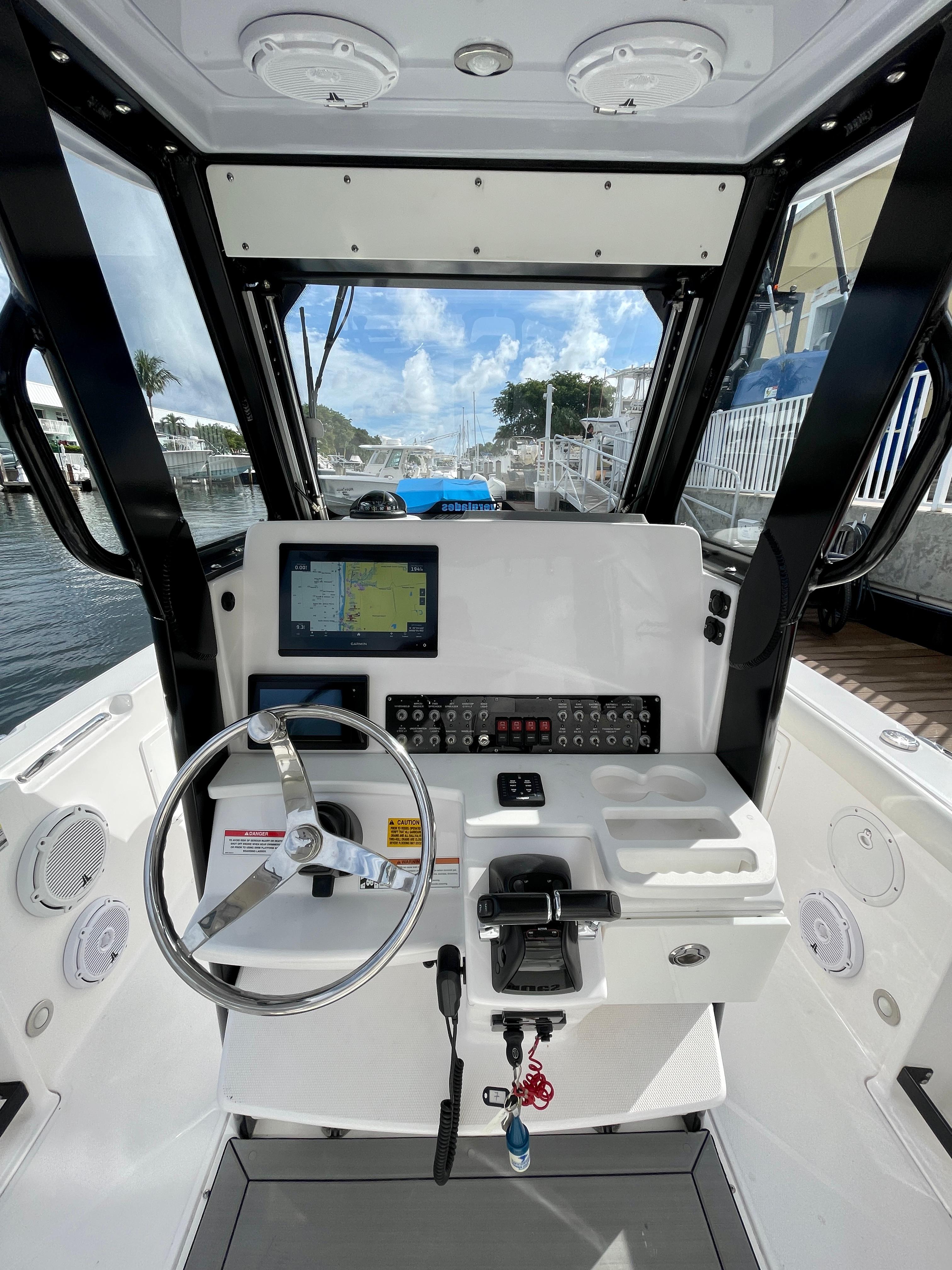 2020 Everglades 255 CC - Helm