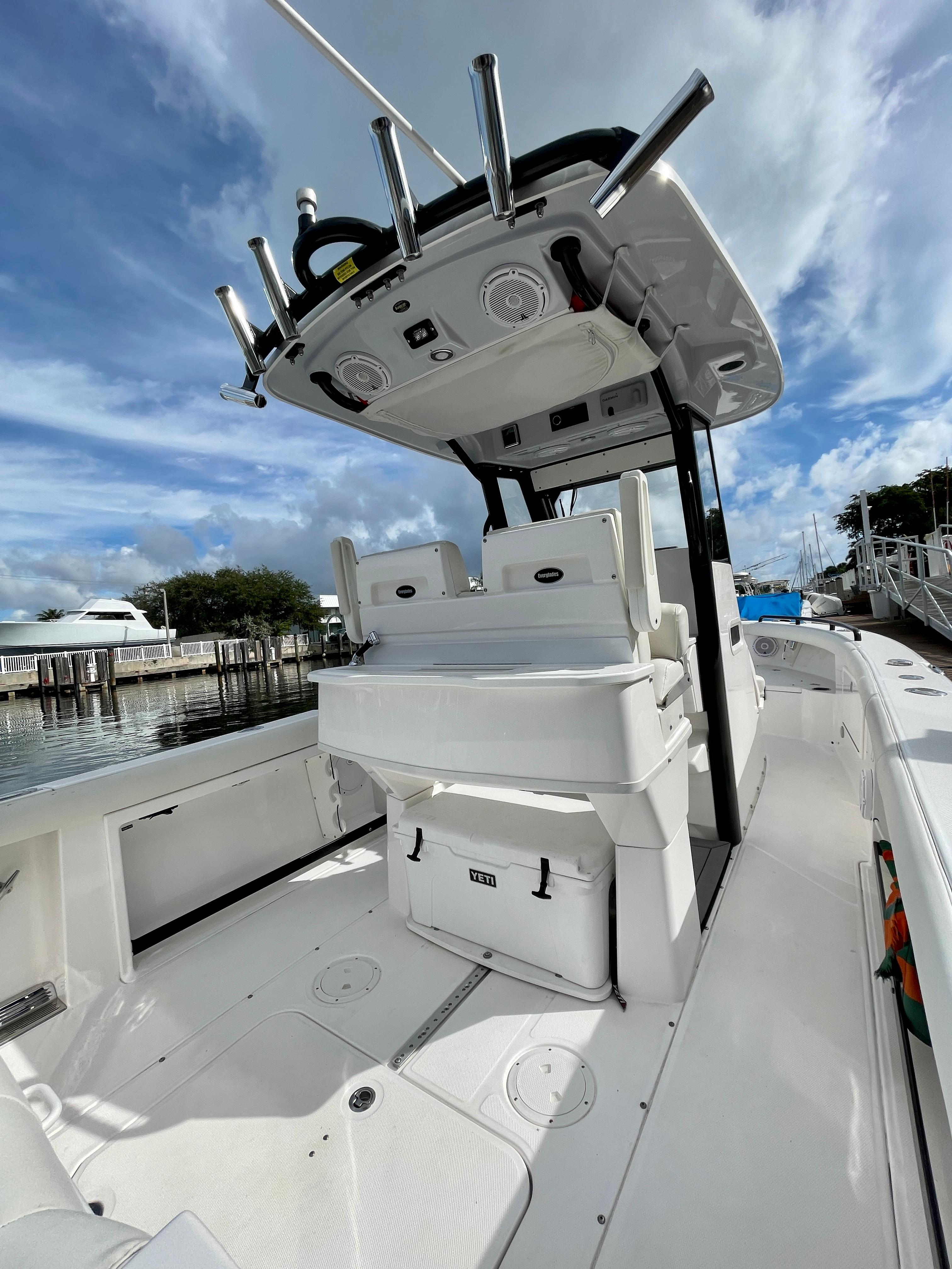 2020 Everglades 255 CC - Helm