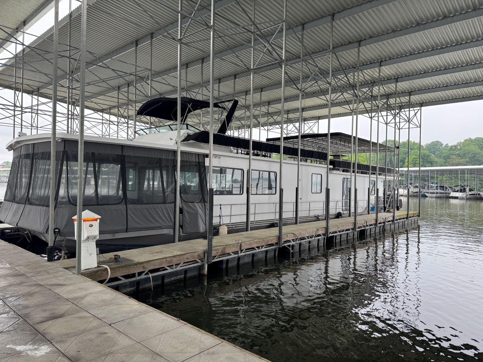Stardust Cruisers-18 X 80 Houseboat 1986 -TN-US-1986 Stardust Cruisers 18 X 80 houseboat docked under a covered marina.-9804797