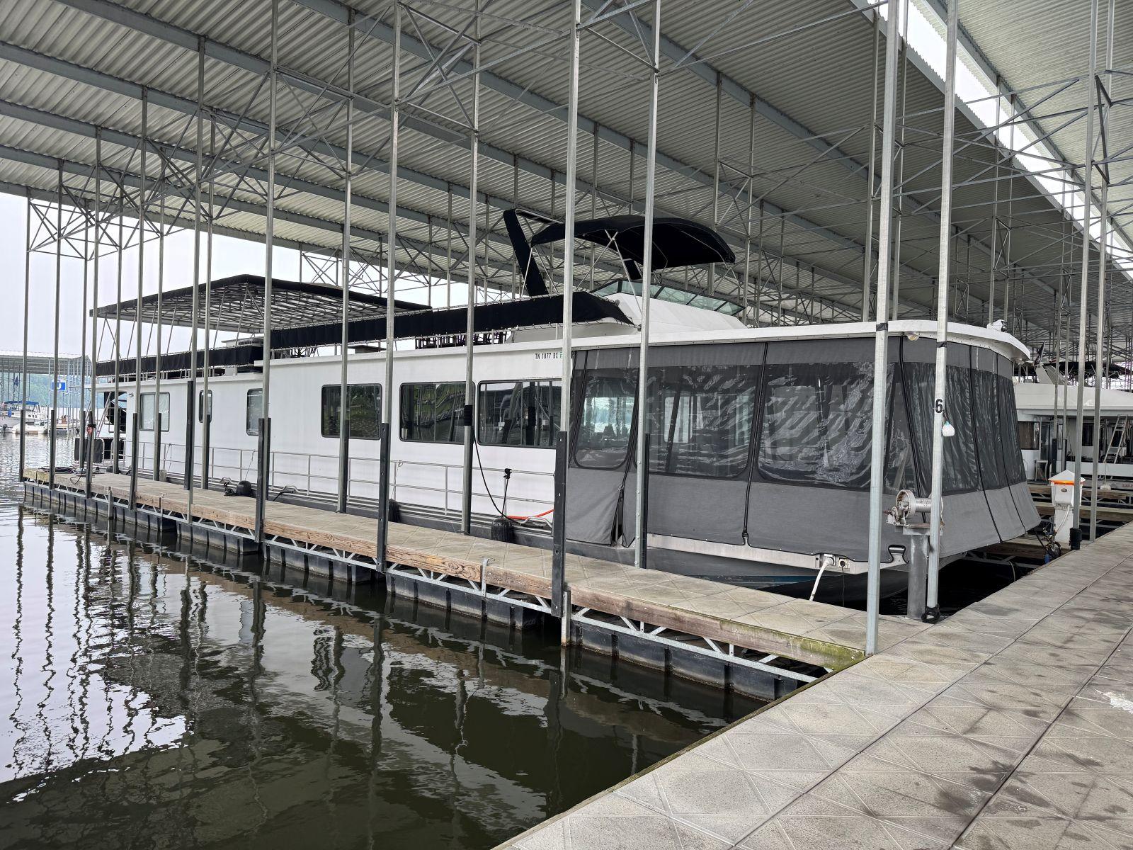 Stardust Cruisers-18 X 80 Houseboat 1986 -TN-US-1986 Stardust Cruisers 18 X 80 houseboat docked in a covered marina.-9804797 | Thumbnail