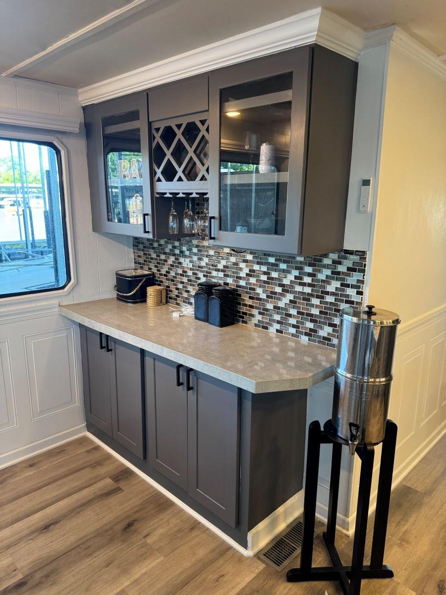 Stardust Cruisers-18 X 80 Houseboat 1986 -TN-US-Modern kitchen area in a 1986 Stardust Cruisers 18 X 80 houseboat with sleek cabinetry and backsplash.-9804797 | Thumbnail