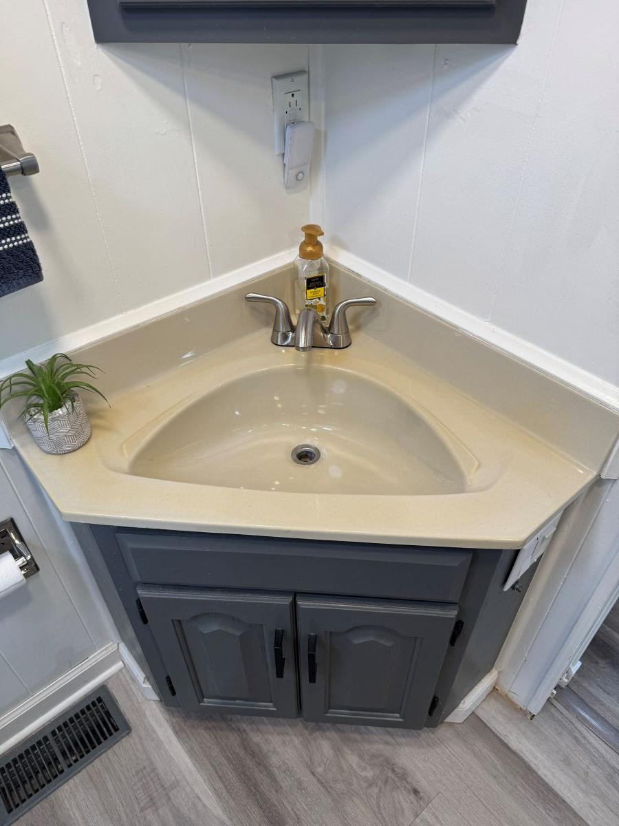 Stardust Cruisers-18 X 80 Houseboat 1986 -TN-US-Corner sink with beige countertop and gray cabinet in a 1986 Stardust Cruisers houseboat.-9804797 | Thumbnail
