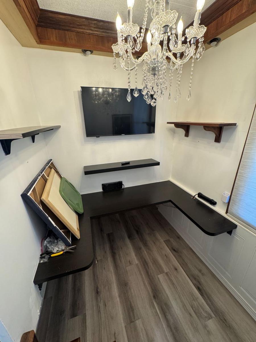 Stardust Cruisers-18 X 80 Houseboat 1986 -TN-US-Luxurious 1986 Stardust Cruisers houseboat interior with chandelier, TV, and elegant shelving.-9804797 | Thumbnail