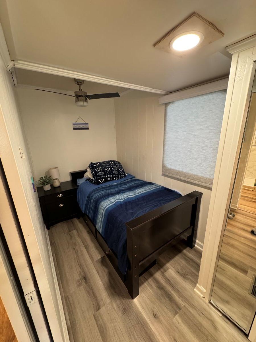 Stardust Cruisers-18 X 80 Houseboat 1986 -TN-US-Small bedroom in 1986 Stardust Cruisers houseboat with modern decor and wooden flooring.-9804797 | Thumbnail