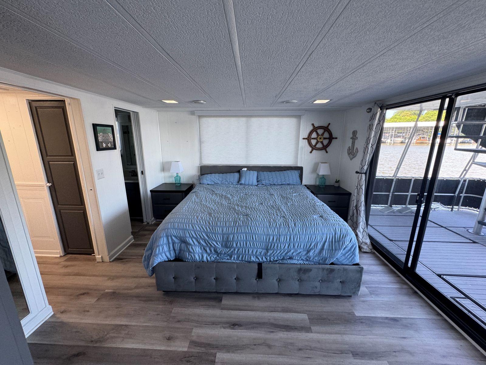 Stardust Cruisers-18 X 80 Houseboat 1986 -TN-US-Luxurious bedroom in 1986 Stardust Cruisers 18 X 80 houseboat with waterfront view.-9804797 | Thumbnail