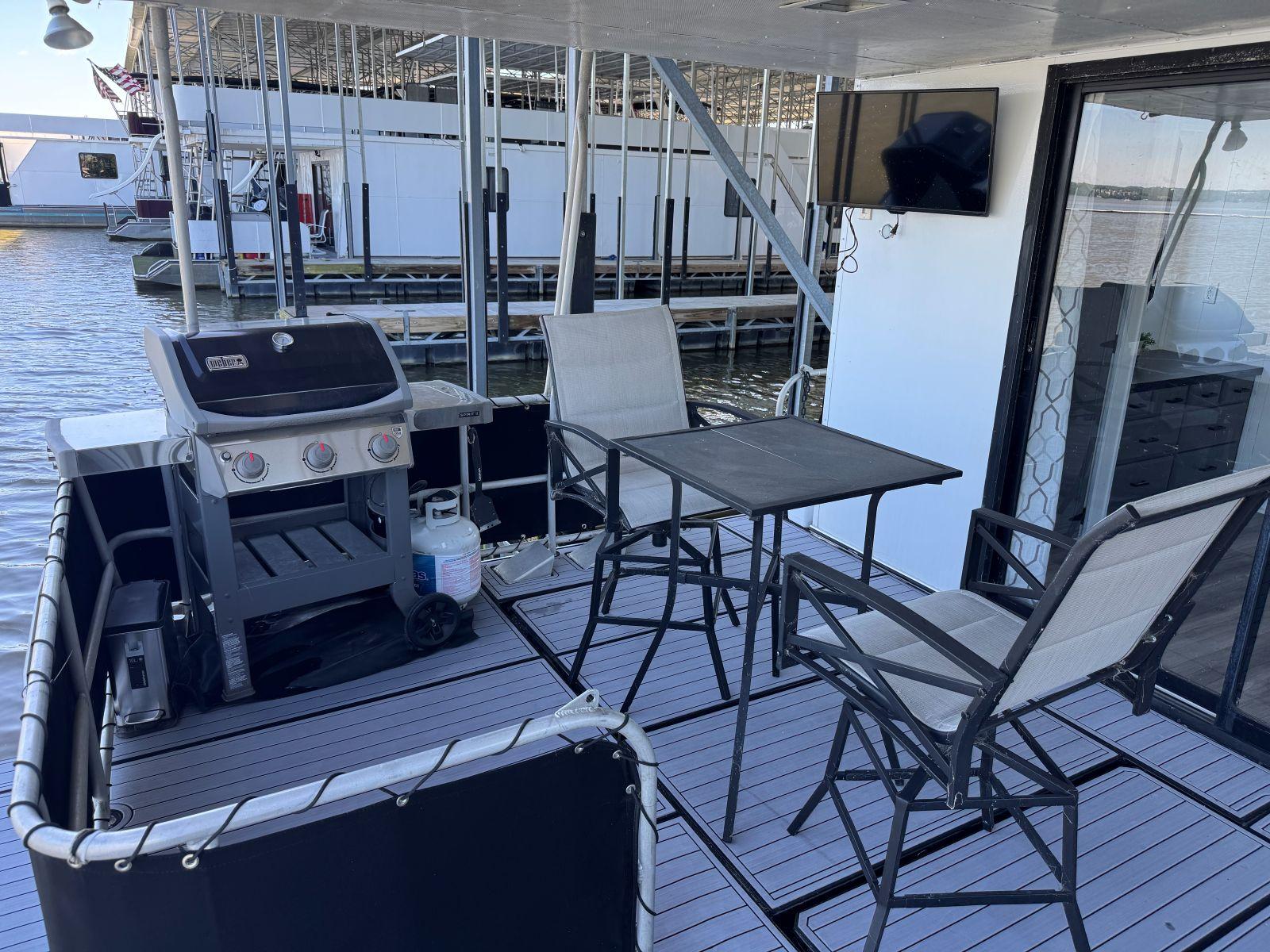 Stardust Cruisers-18 X 80 Houseboat 1986 -TN-US-Outdoor deck of 1986 Stardust Cruisers houseboat with grill, table, and chairs.-9804797 | Thumbnail