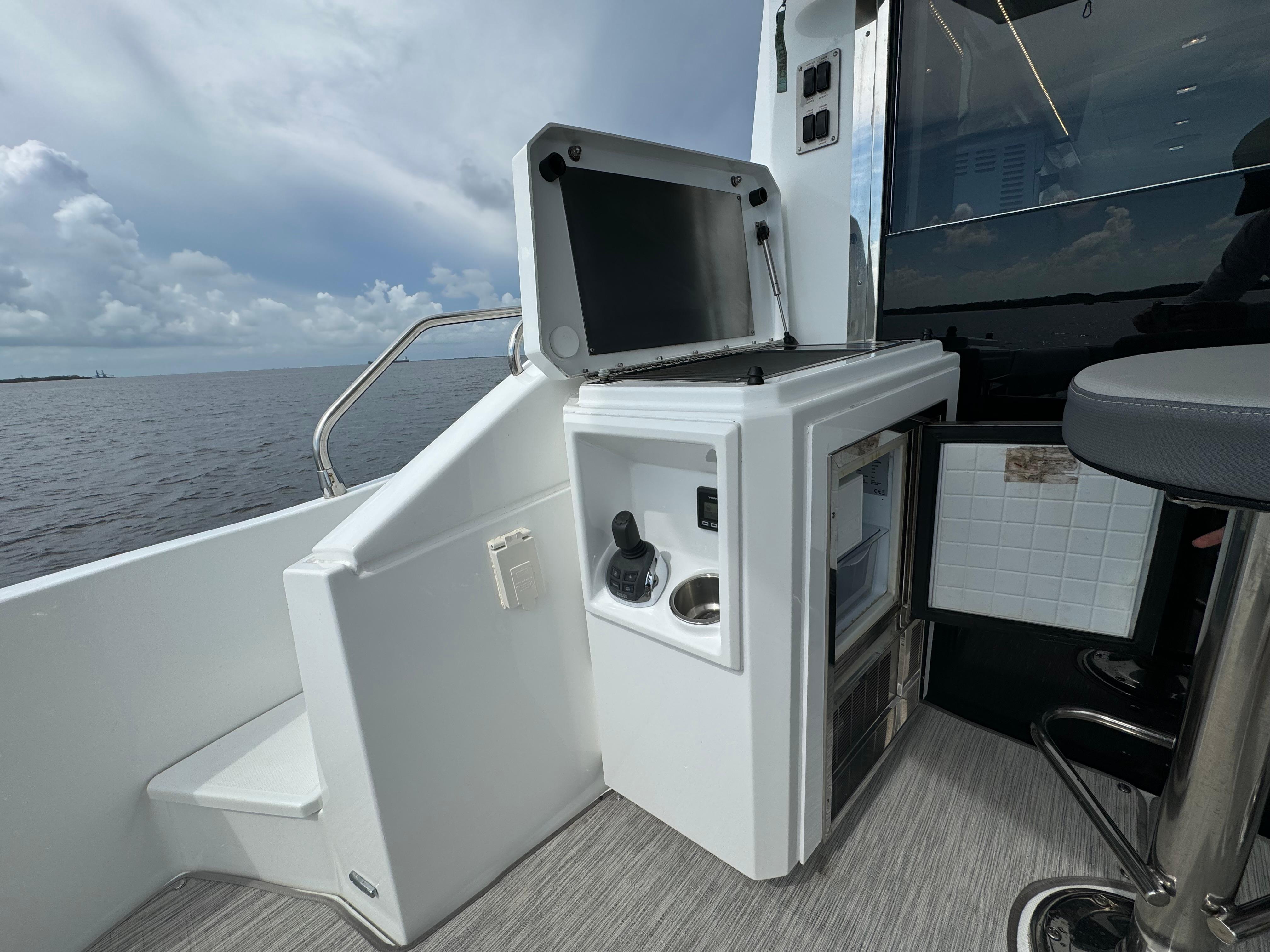 2021-cruisers-yachts-60-cantius-power-9764818-20250419074100638-1_XLARGE