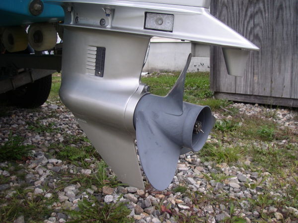 No dings or scrapes on skeg or prop