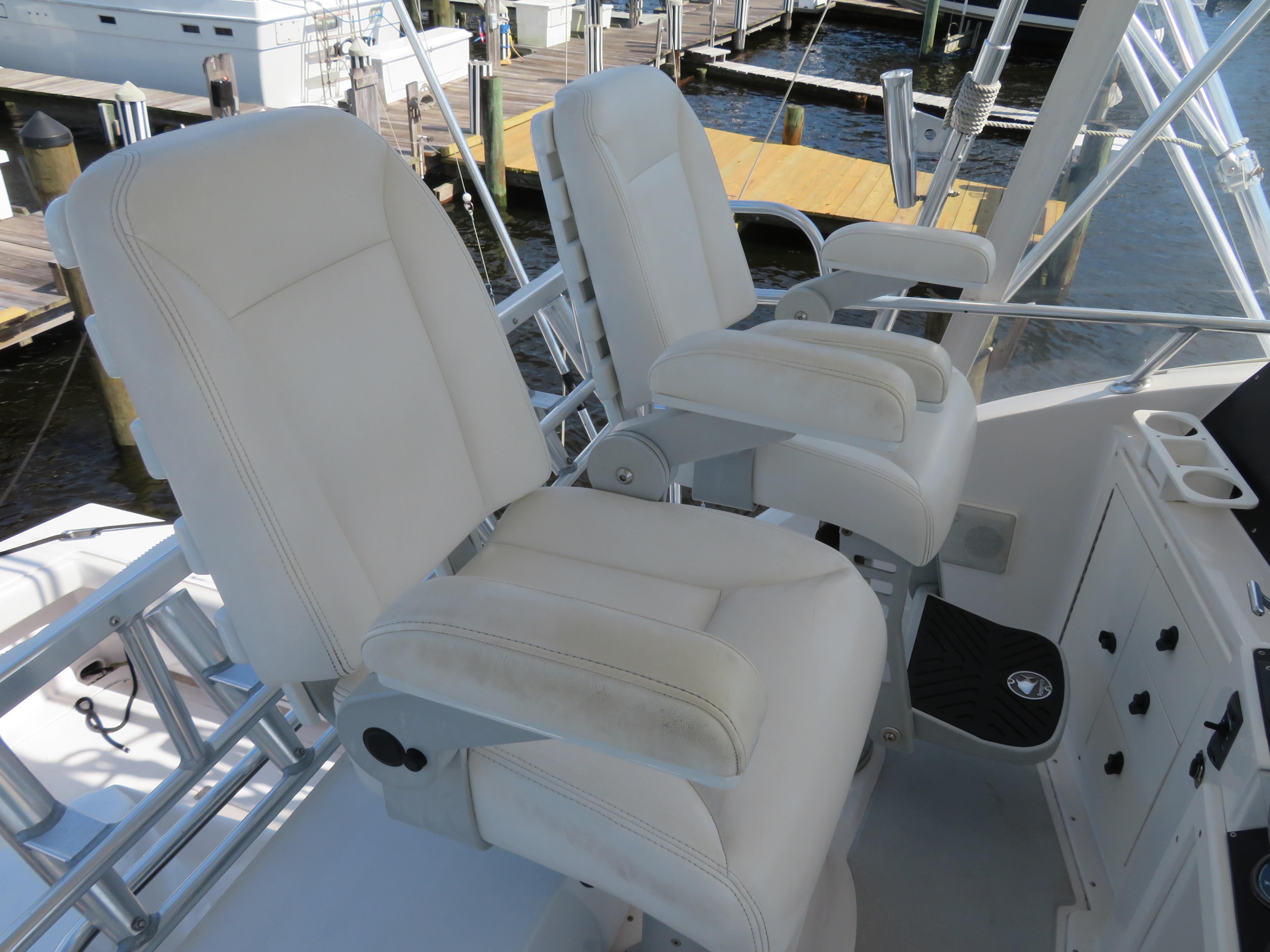 Blackfin 33 Plumb Crazy - Flybridge Helm Seats