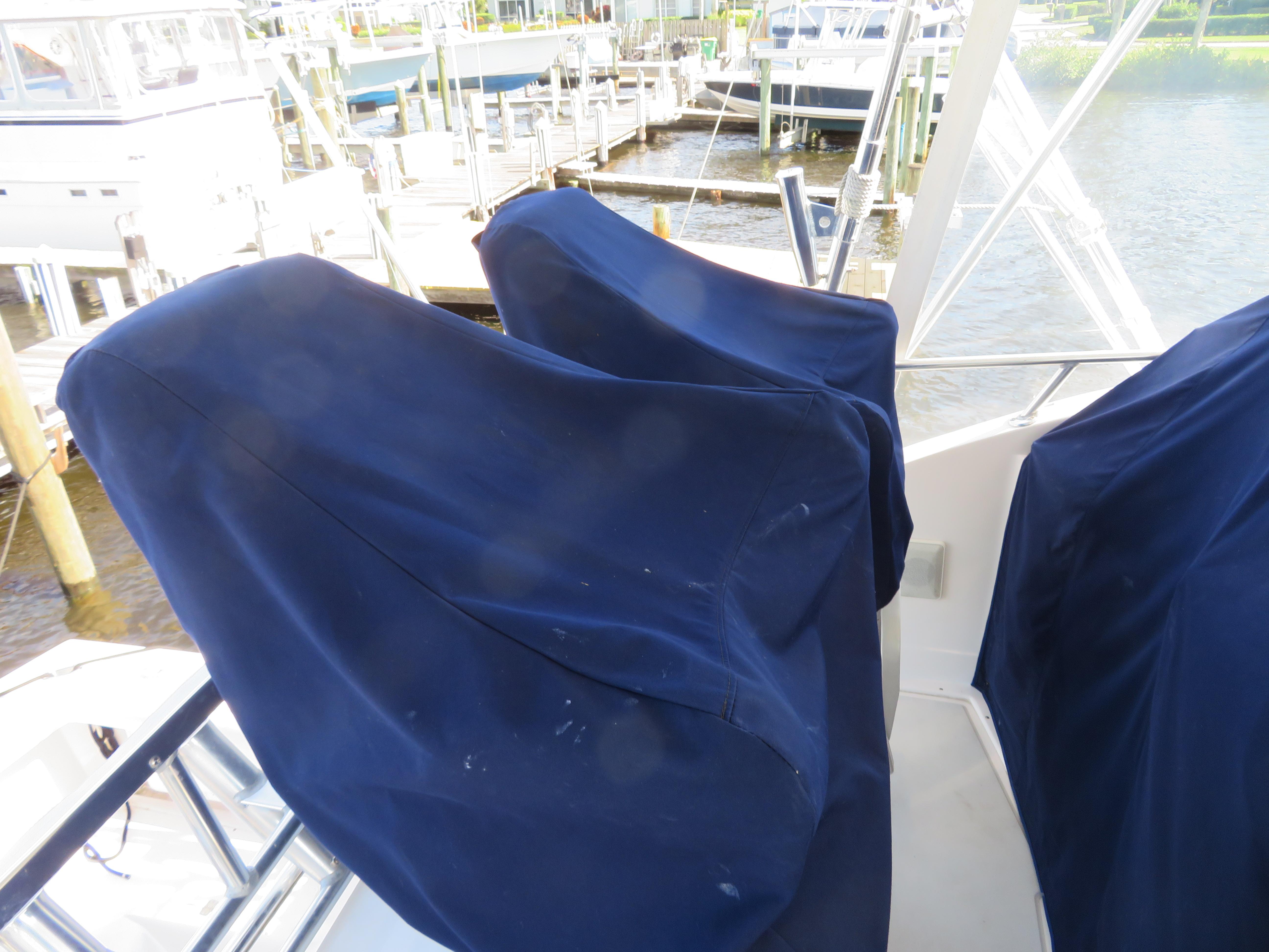 Blackfin 33 Plumb Crazy - Flybridge Helm Seats with Cover