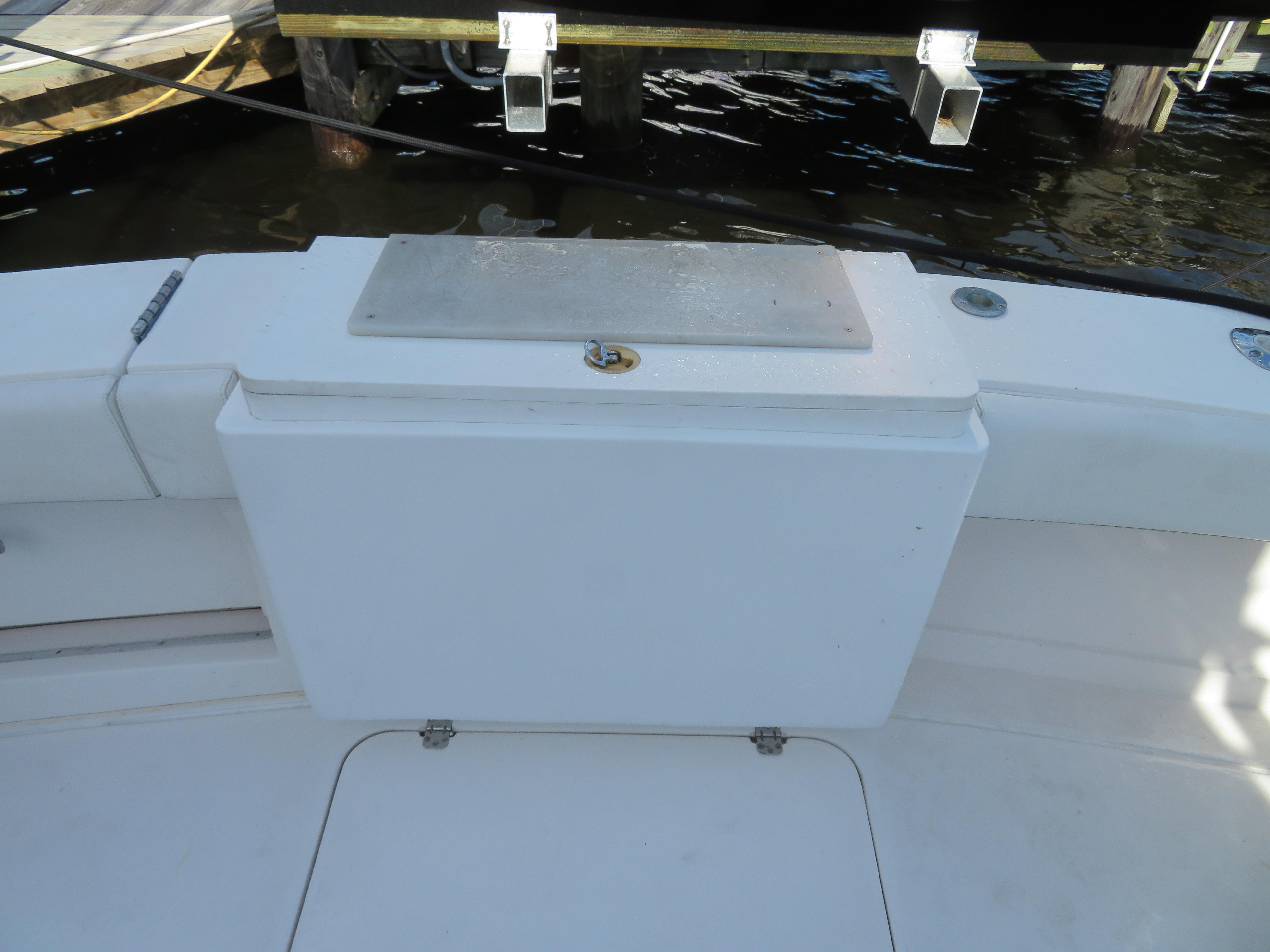 Blackfin 33 Plumb Crazy - Cockpit, Transom Fishbox