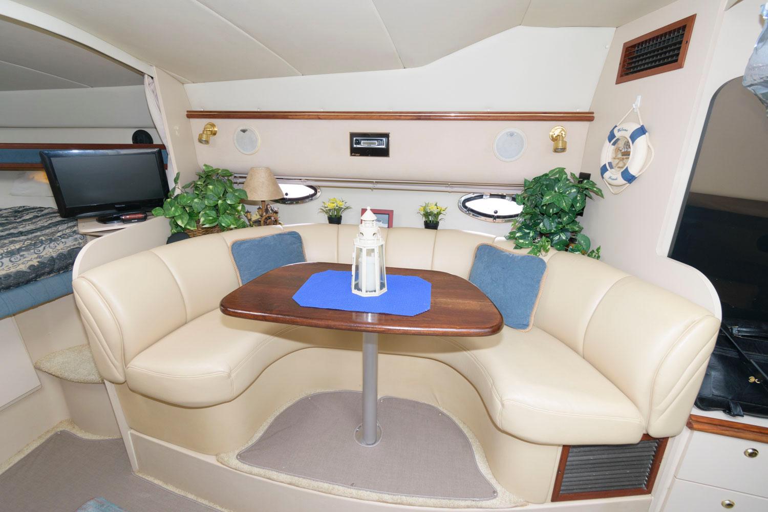 M 8250 RD Knot 10 Yacht Sales