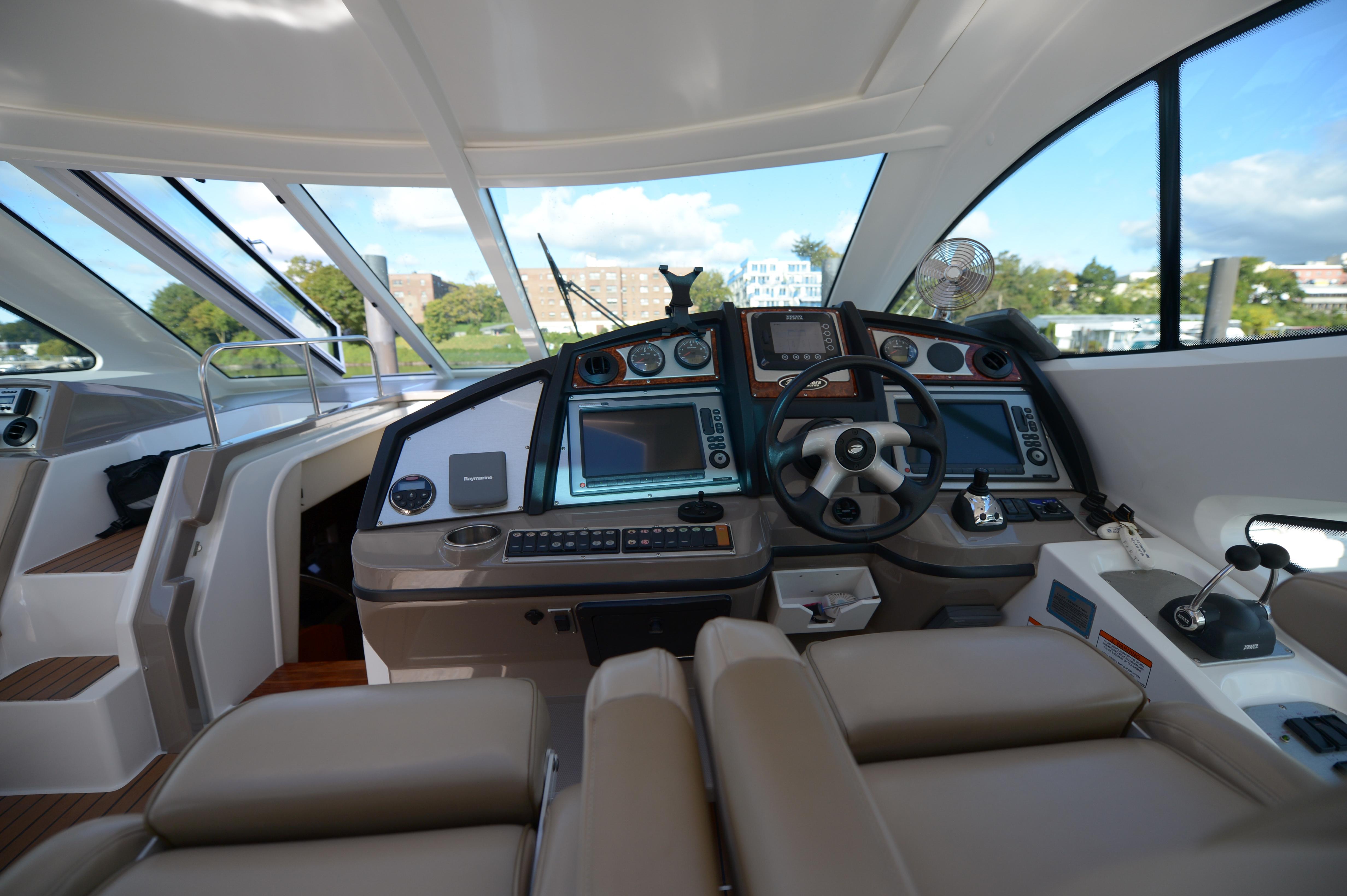 2009 Cruisers Yachts | 520 Sports Coupe