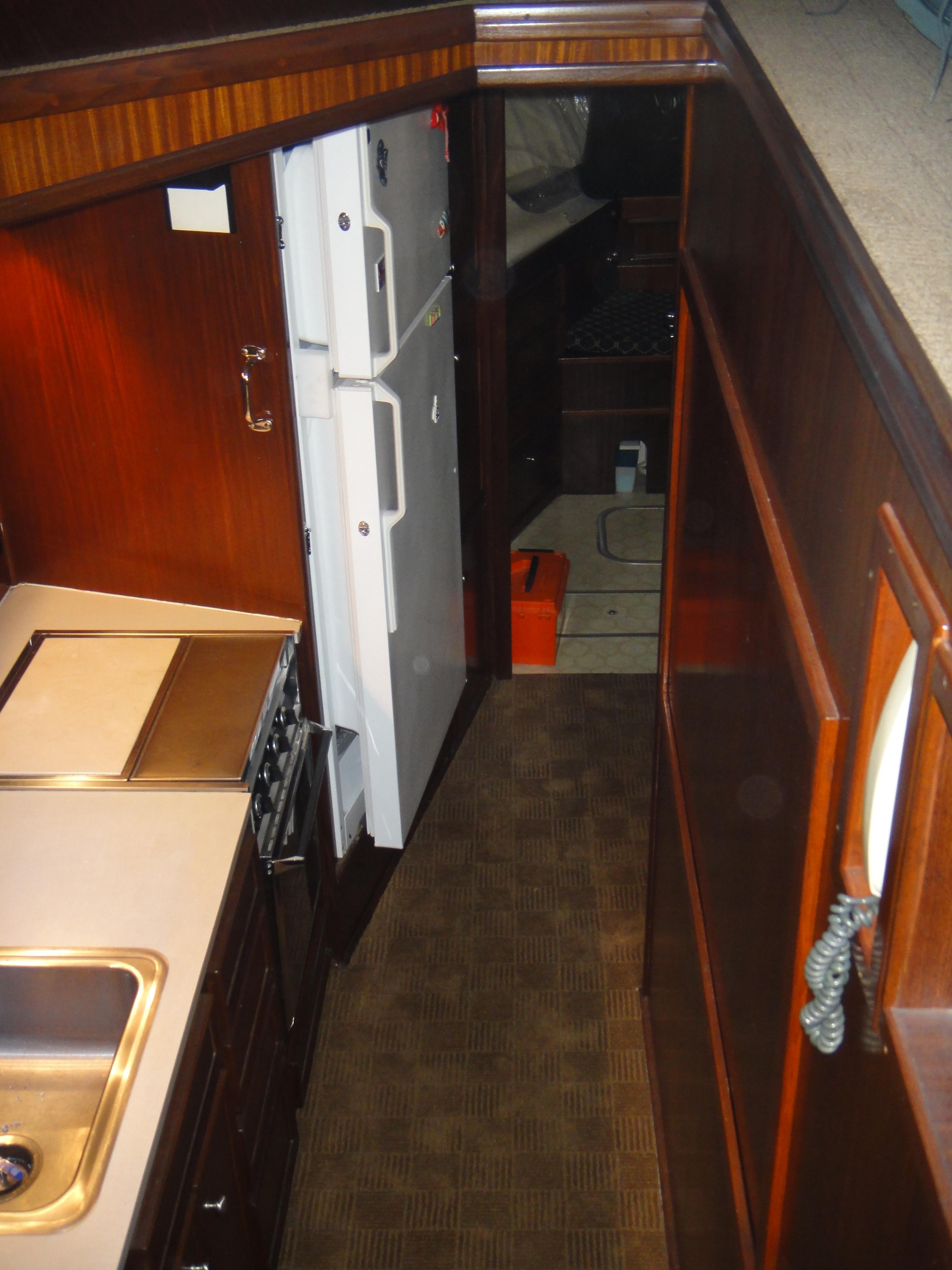 43 ft Hatteras 43 Convertible Companionway