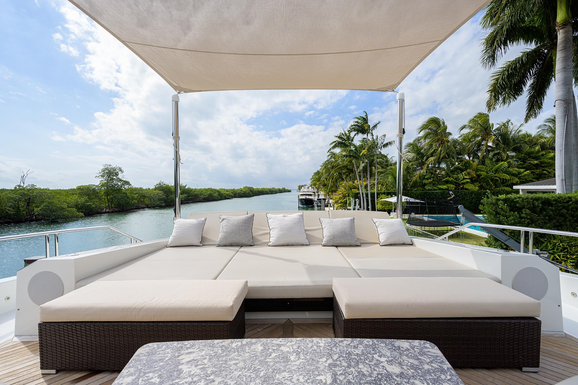 Ocean Alexander 90 Luna - Exterior Bow