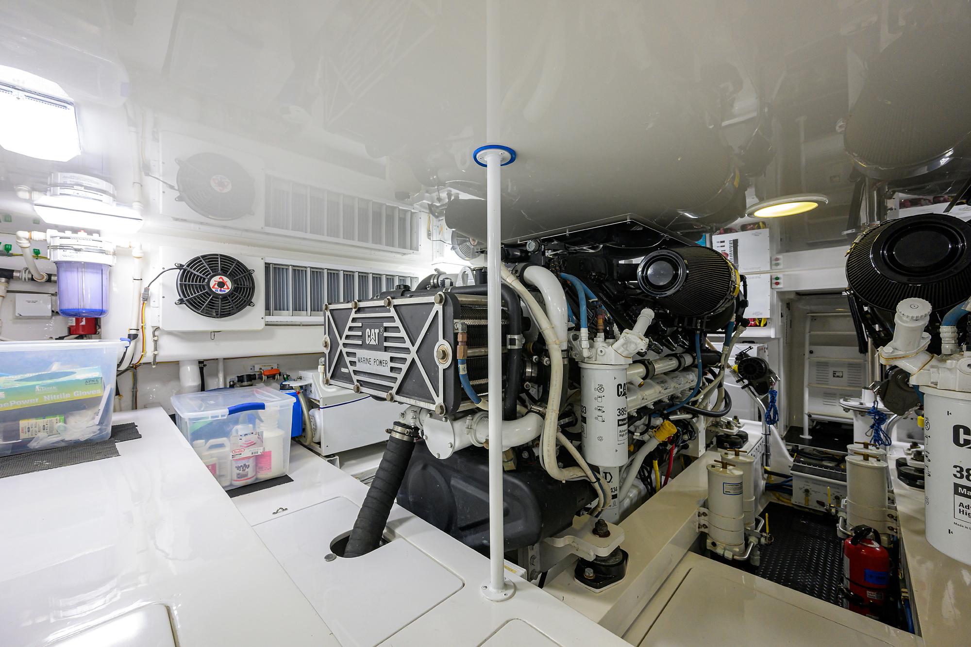 Viking 62 DESPERADO - Engine Room
