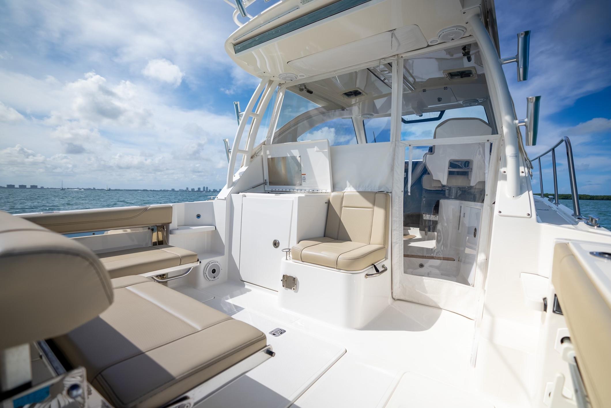 2019 Pursuit OS 325 Offshore