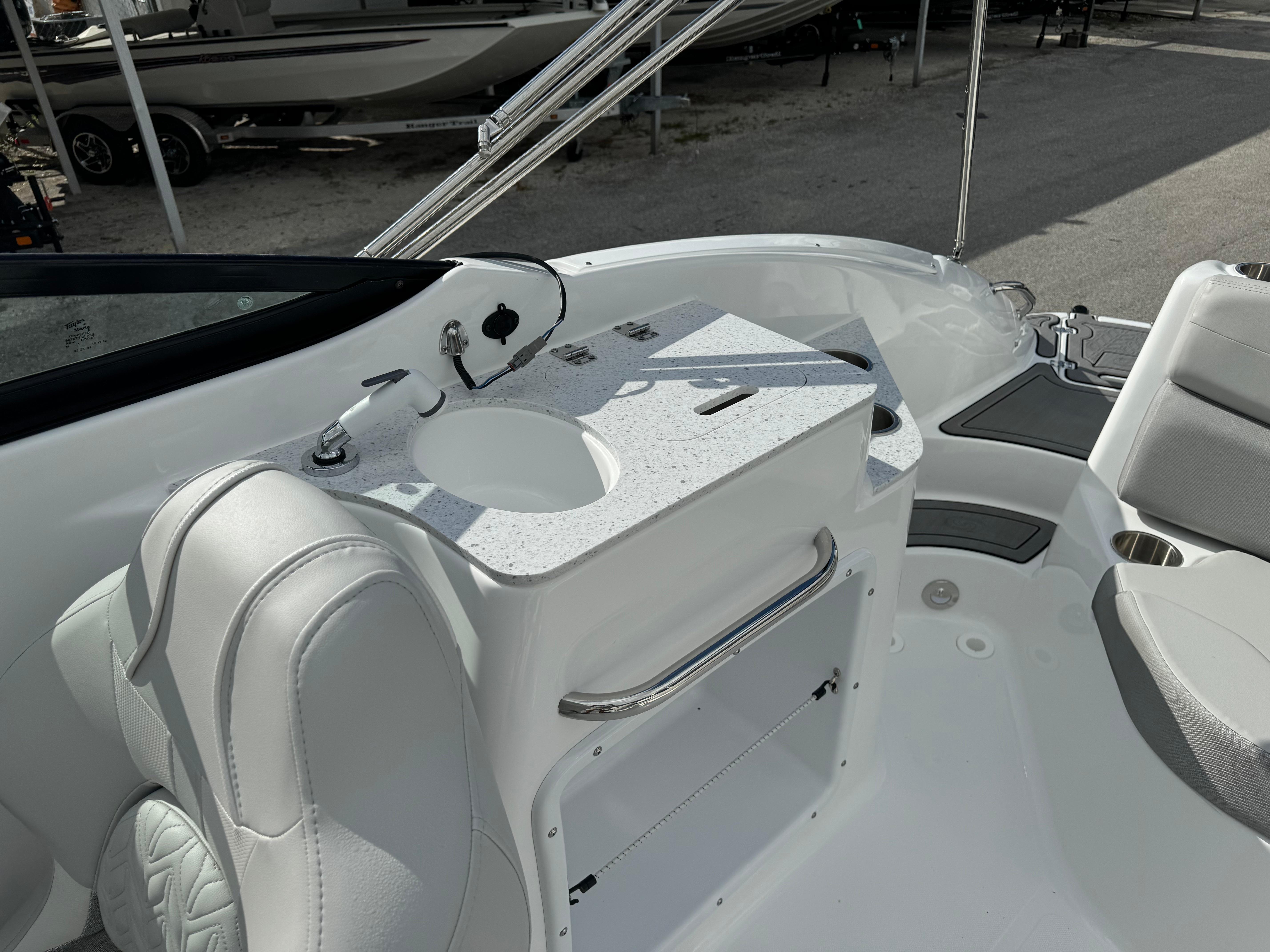 2024 Hurricane SunDeck 2400 OB-5