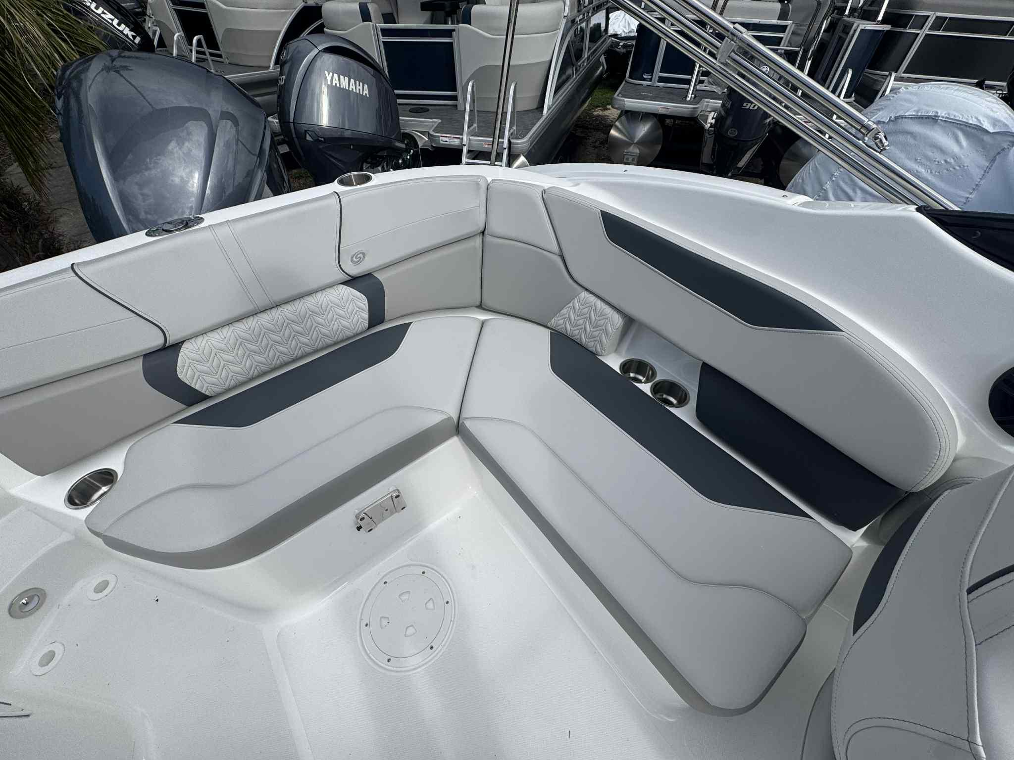 2026 Hurricane SunDeck 2400 OB-6