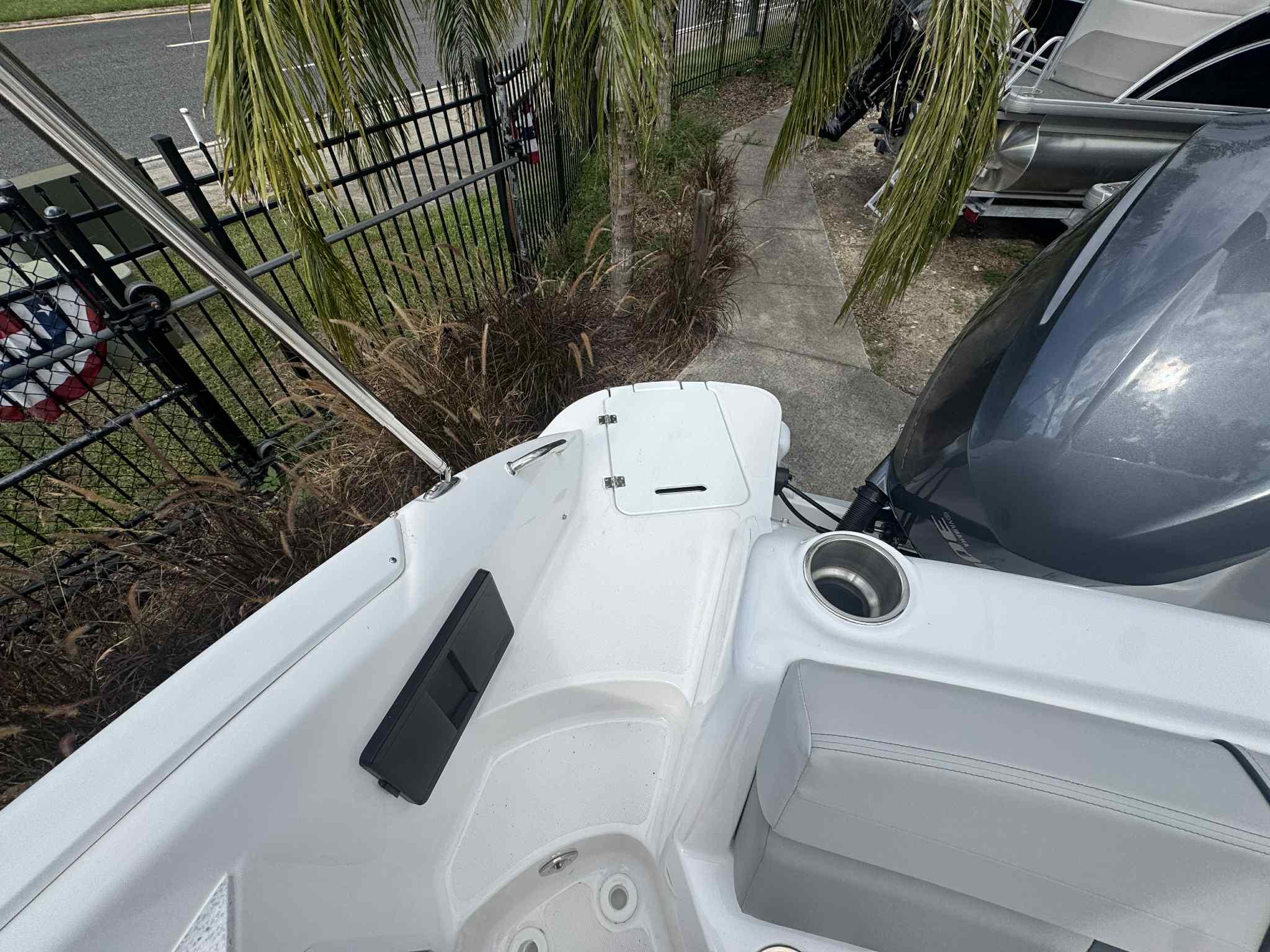 2026 Hurricane SunDeck 2400 OB-7