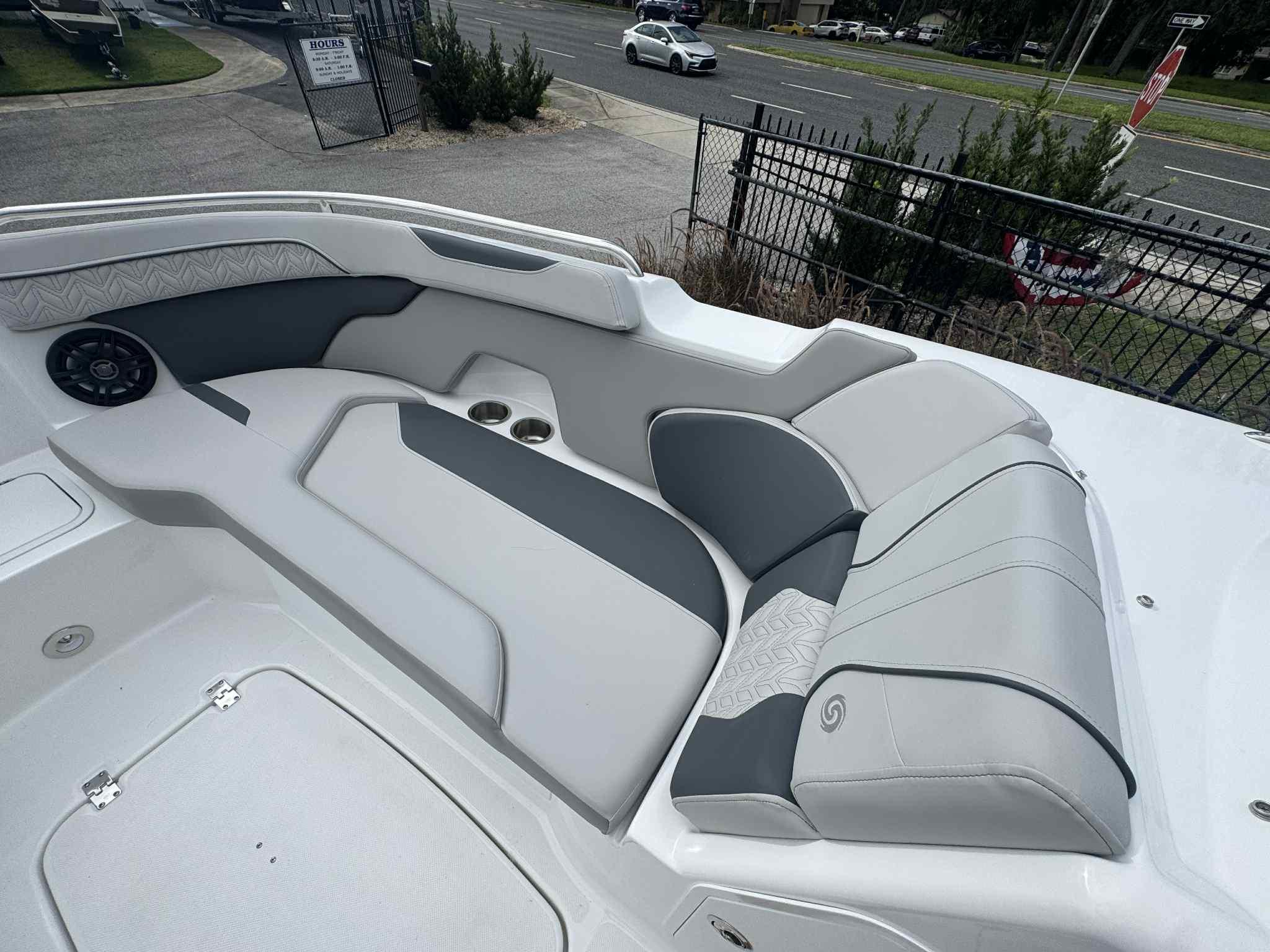2026 Hurricane SunDeck 2400 OB-10