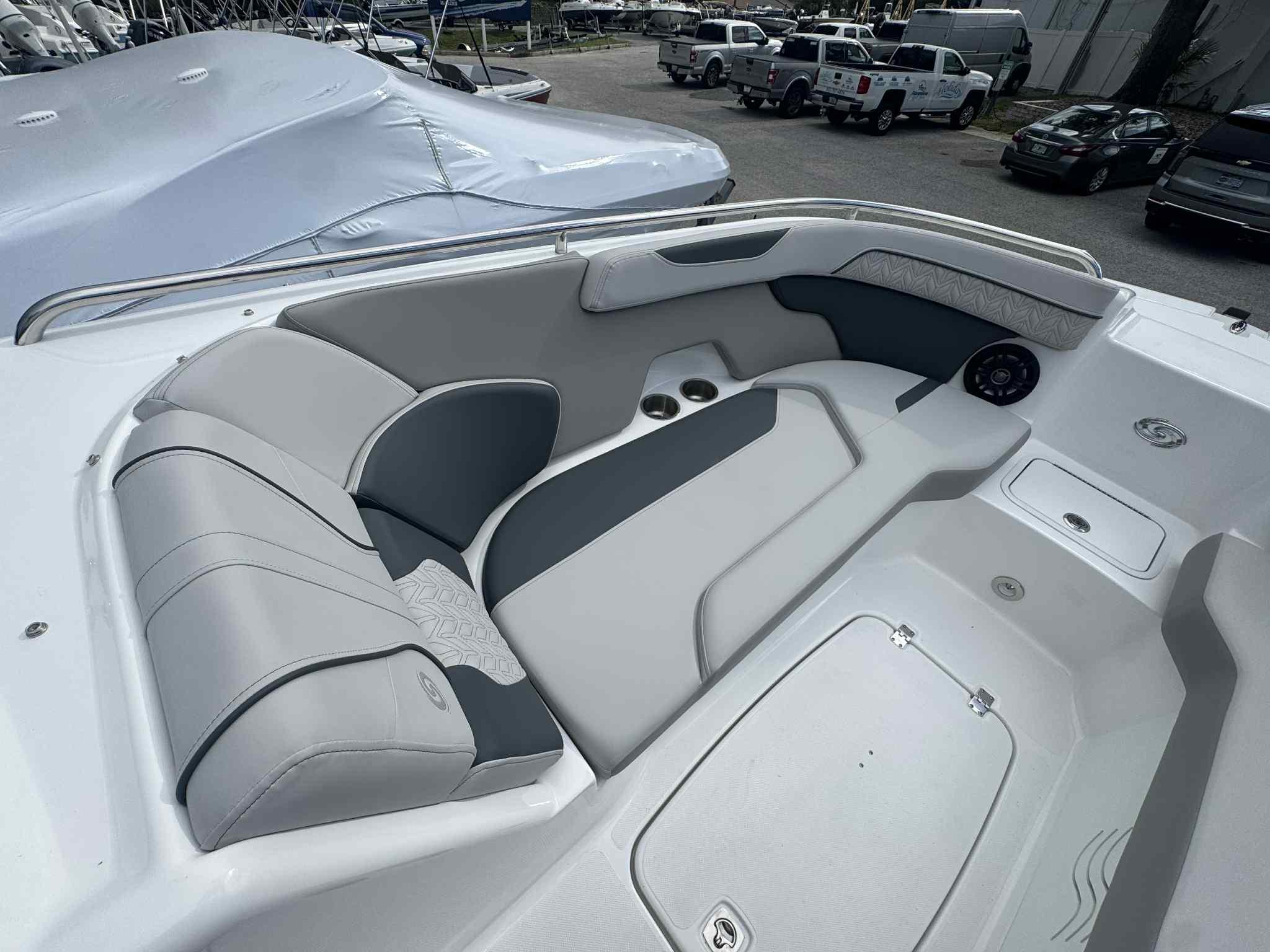 2026 Hurricane SunDeck 2400 OB-11