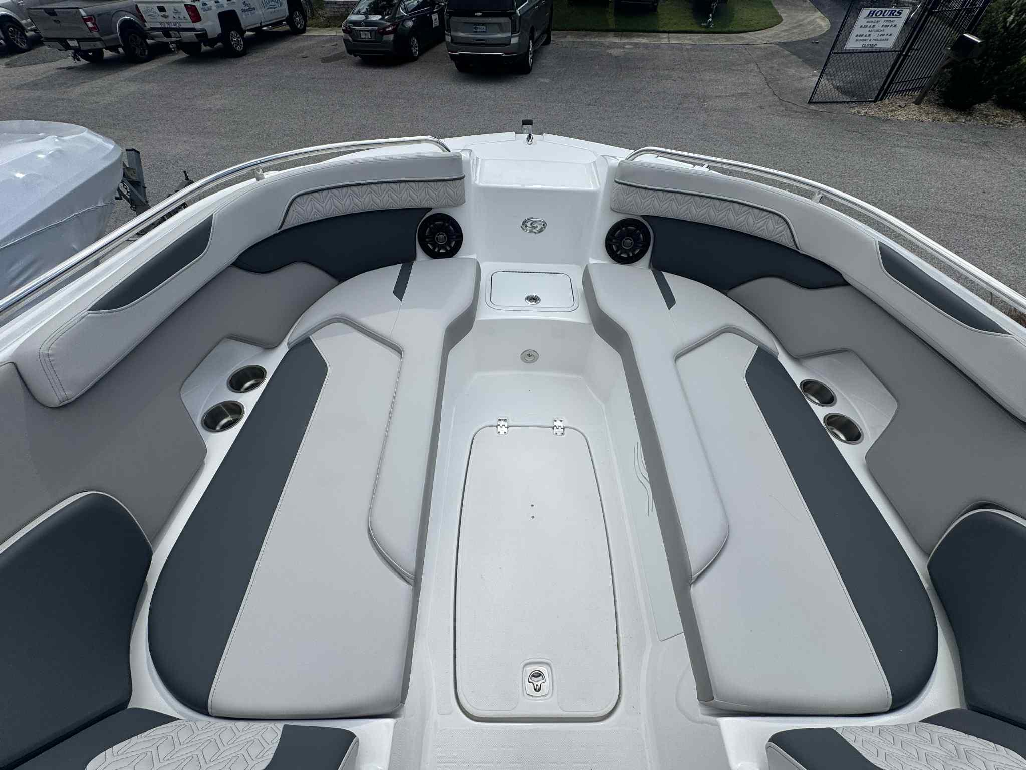 2026 Hurricane SunDeck 2400 OB-13