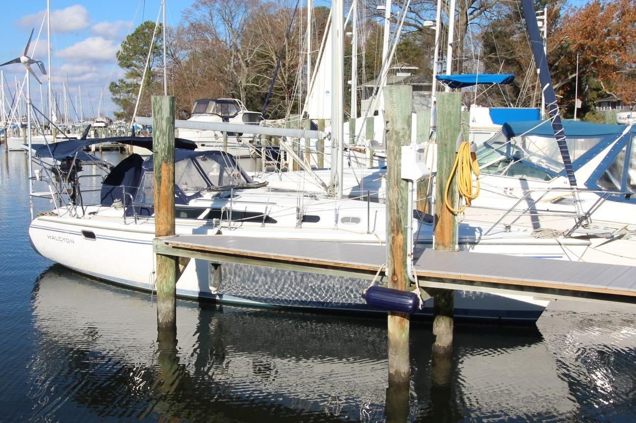 M 10531 CF Knot 10 Yacht Sales M 10531 CF Knot 10 Yacht Sales