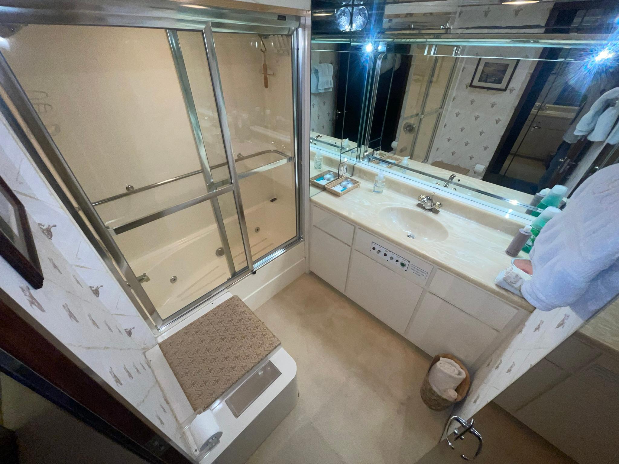 Hatteras-80 Cockpit Motor Yacht 1989-GENTLE BEN VA-US-MASTER STATEROOM PRIVATE HEAD-9784968 | Thumbnail