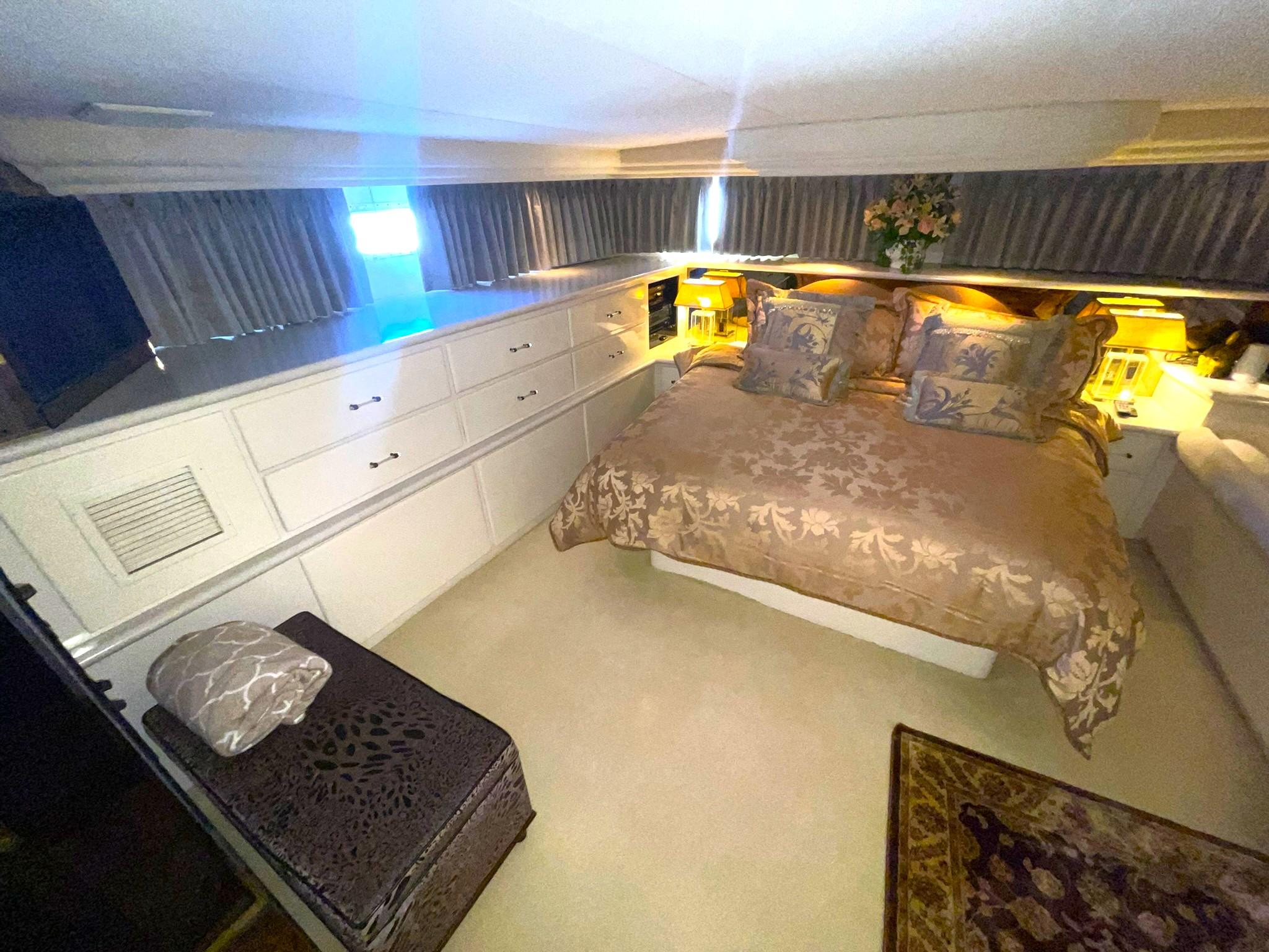 Hatteras-80 Cockpit Motor Yacht 1989-GENTLE BEN VA-US-MASTER STATEROOM TO STBD.-9784968 | Thumbnail